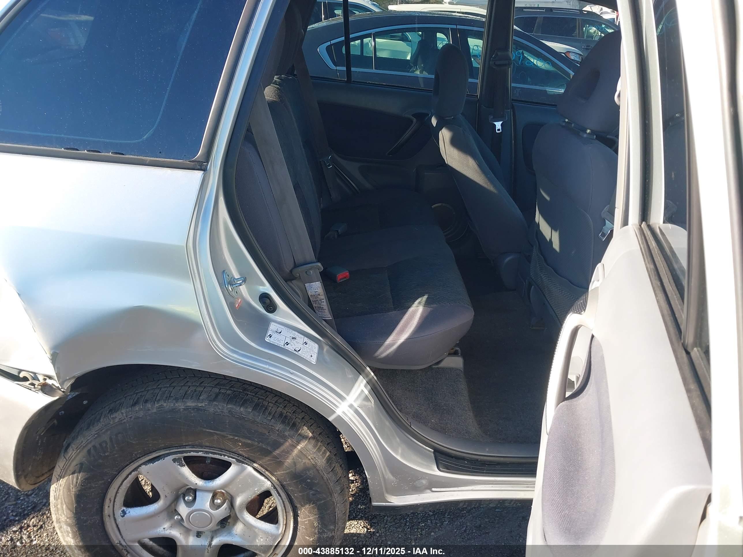 TOYOTA RAV4 image 8