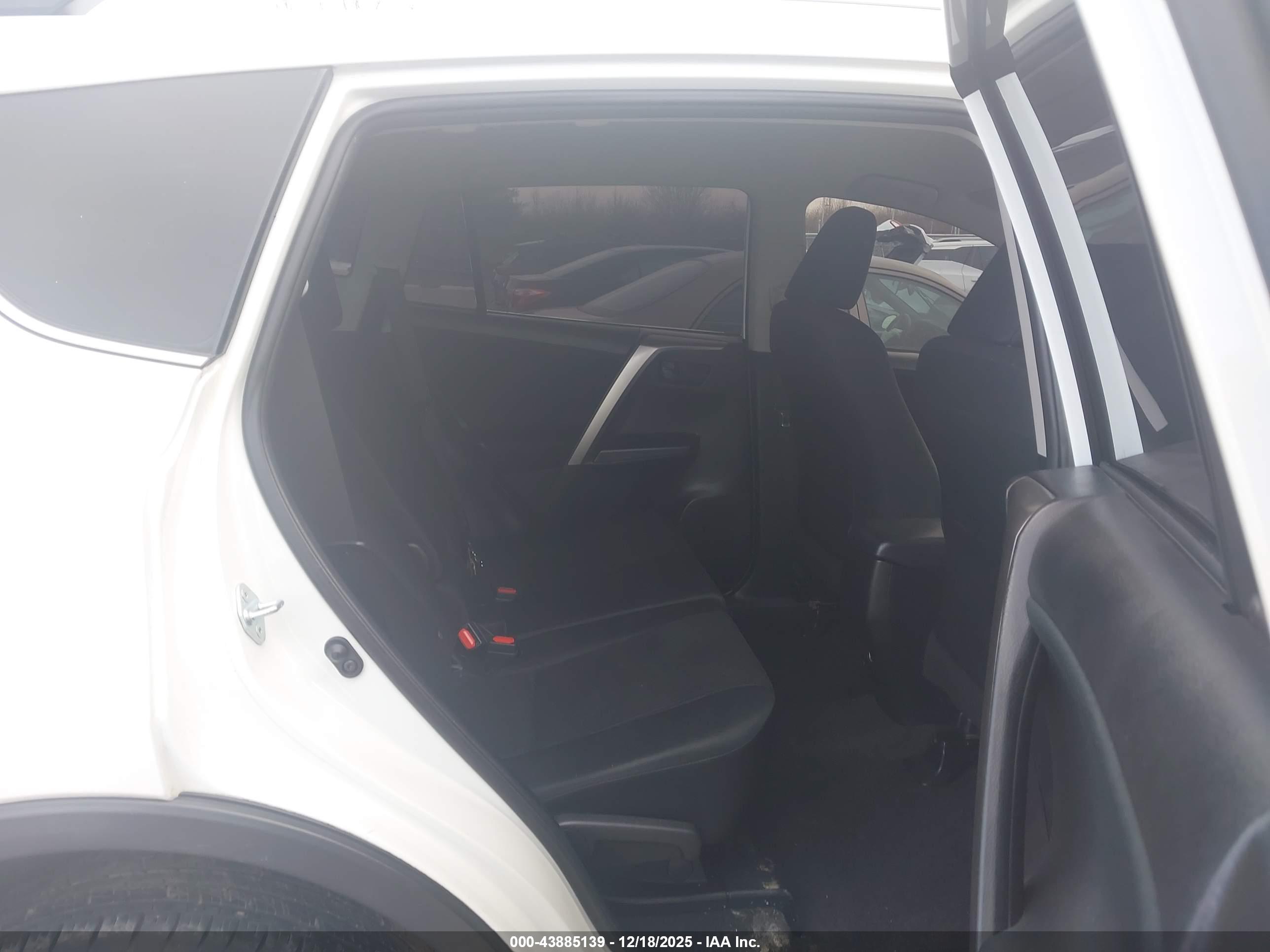 TOYOTA RAV4 image 8