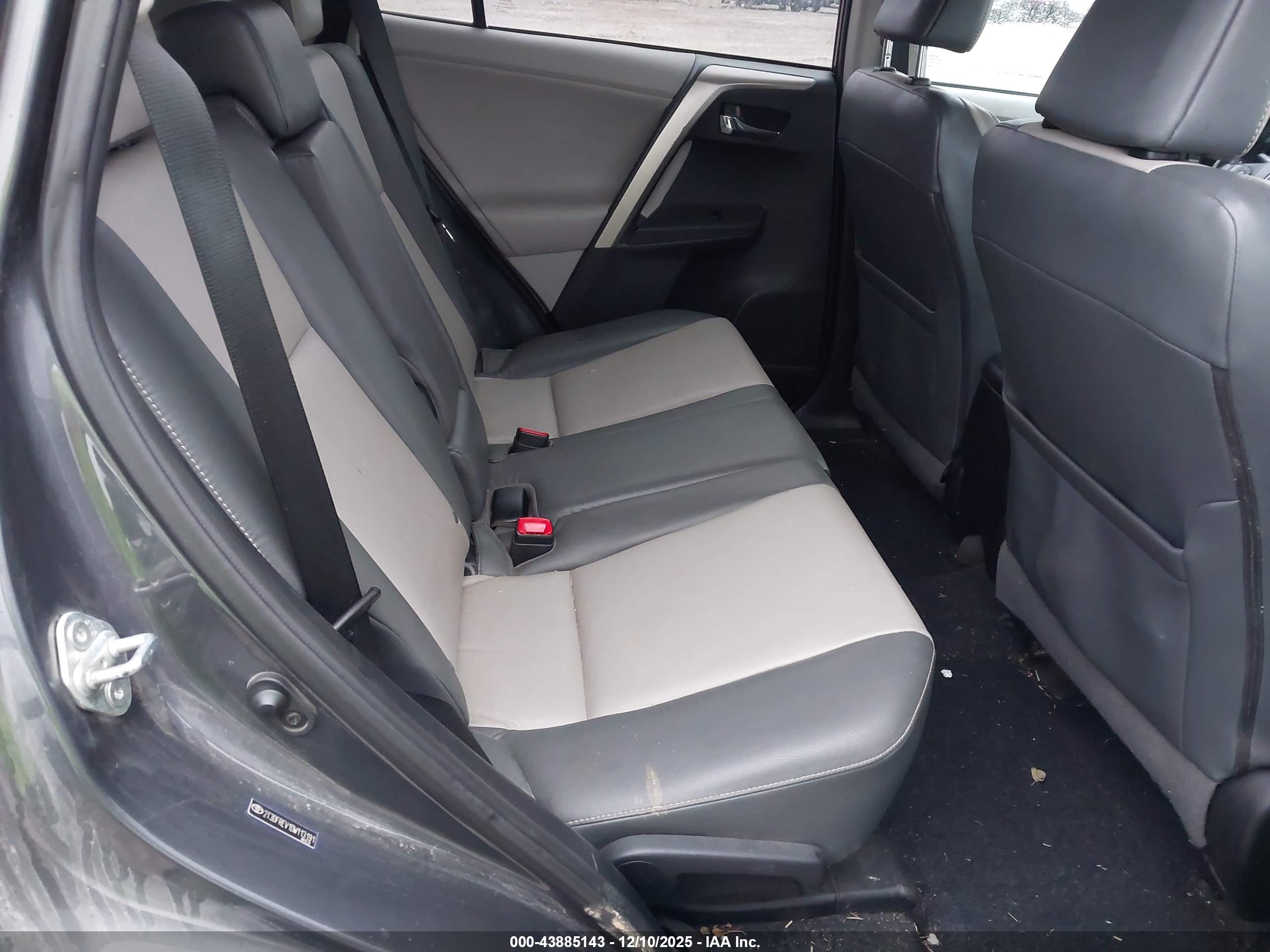 TOYOTA RAV4 image 8