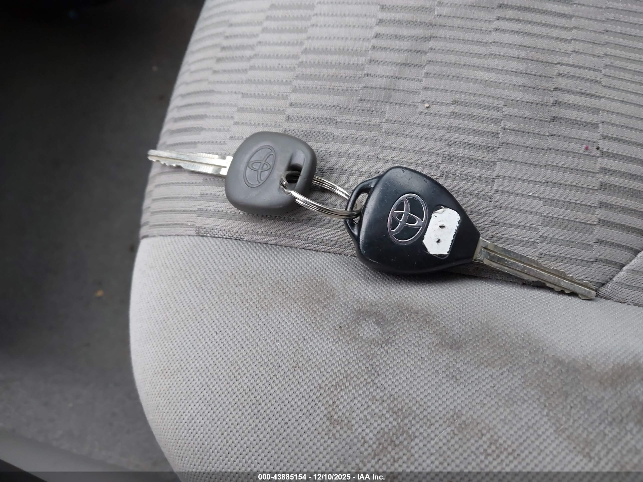 TOYOTA RAV4 image 11
