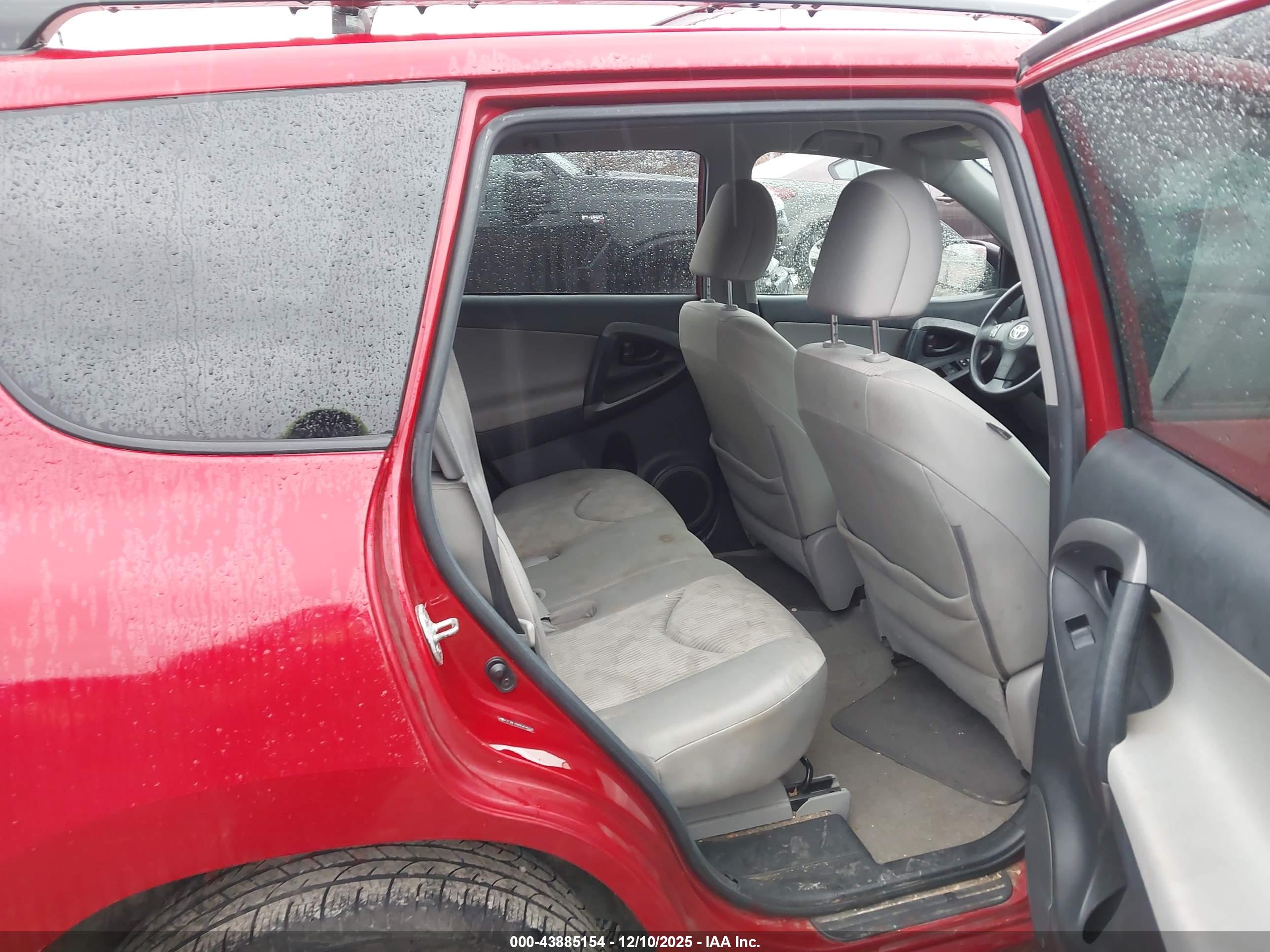 TOYOTA RAV4 image 8
