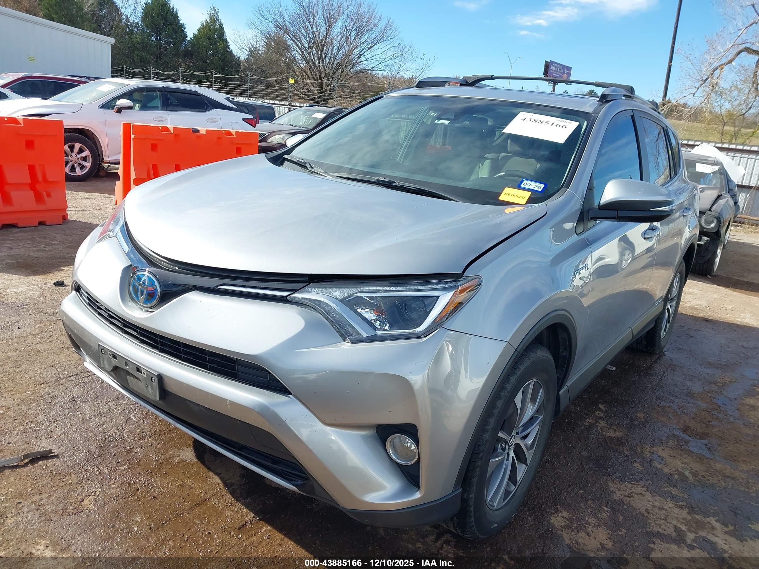 TOYOTA RAV4 image 2