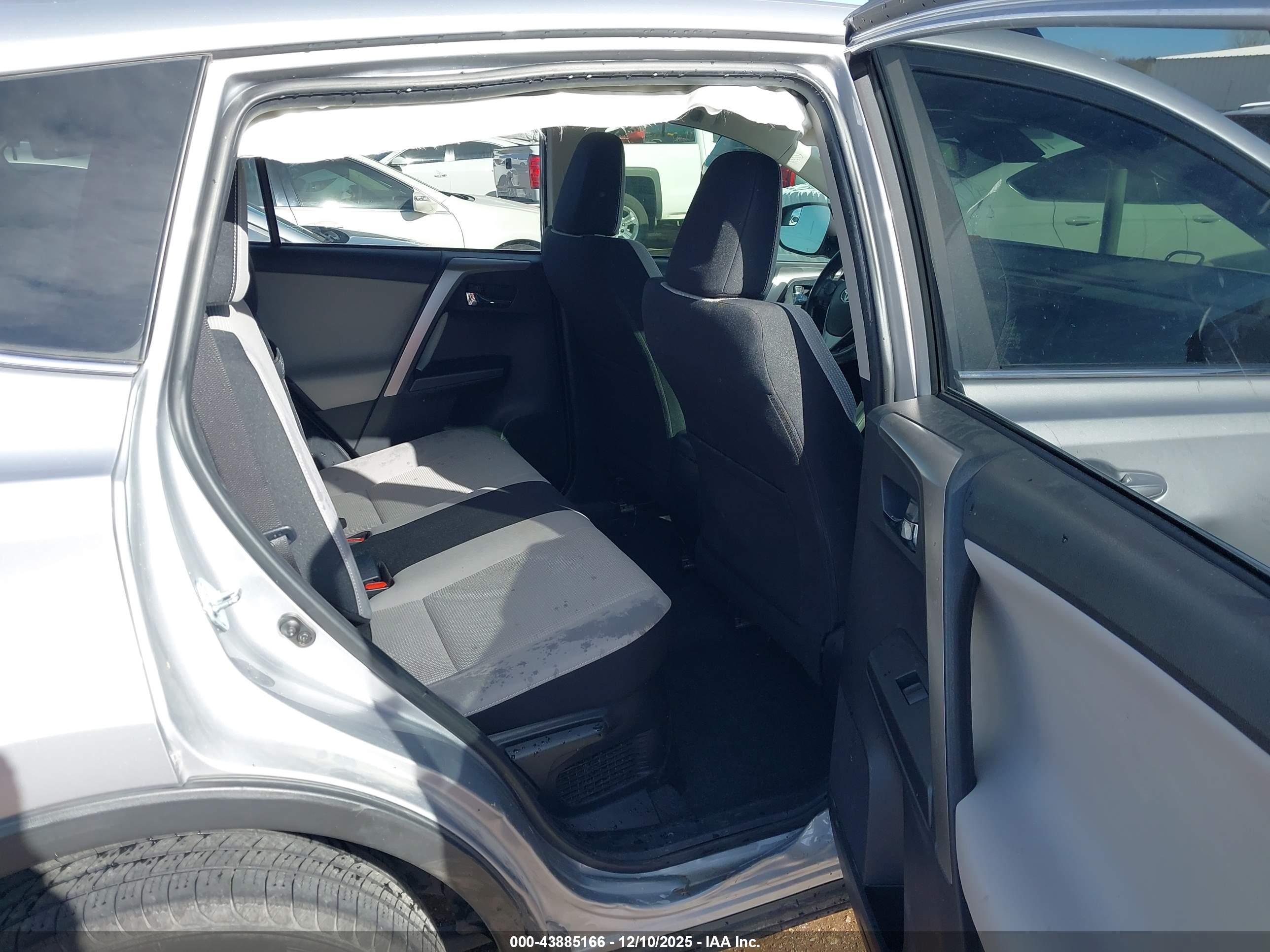 TOYOTA RAV4 image 8