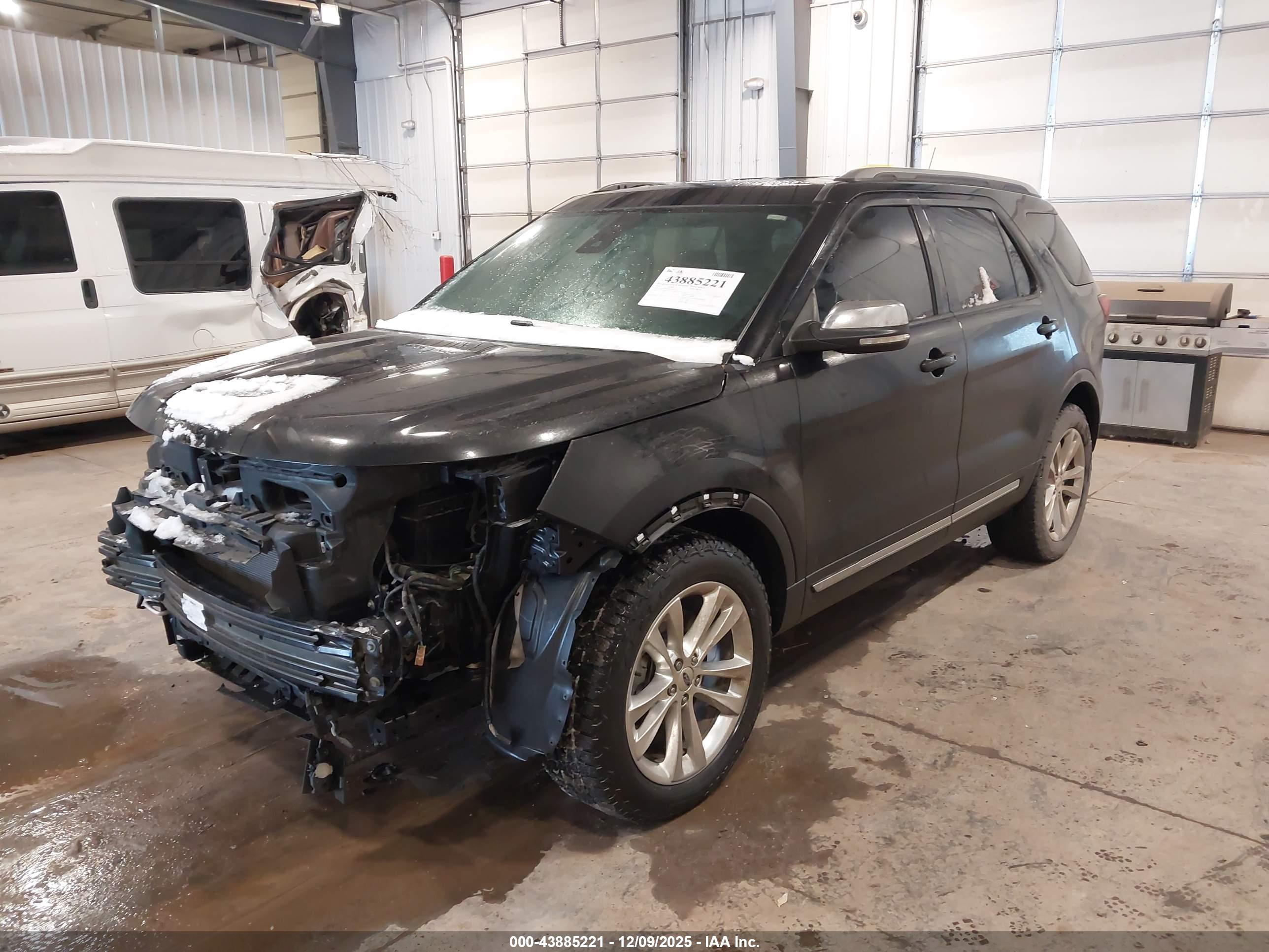 FORD EXPLORER image 2