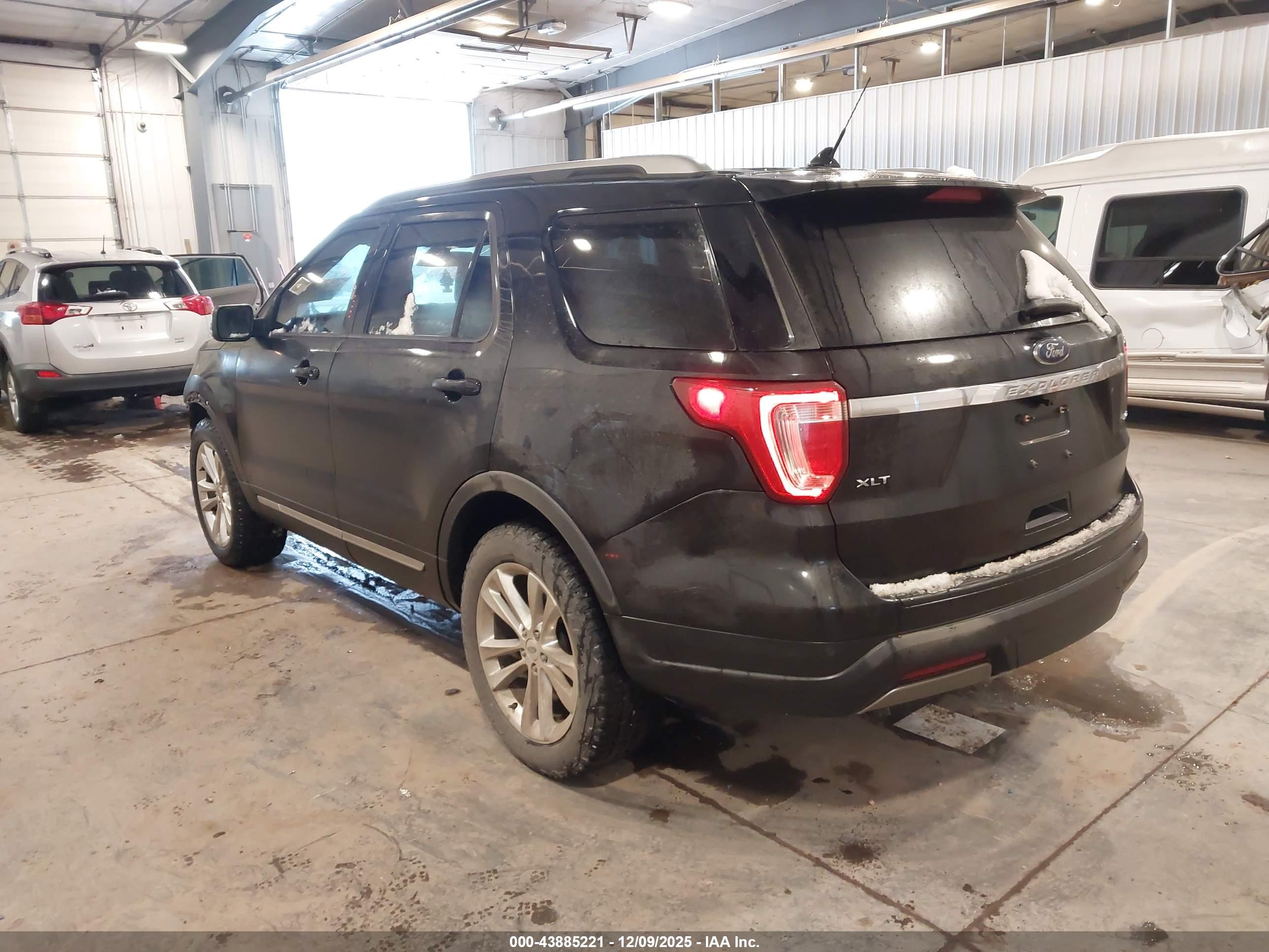 FORD EXPLORER image 3