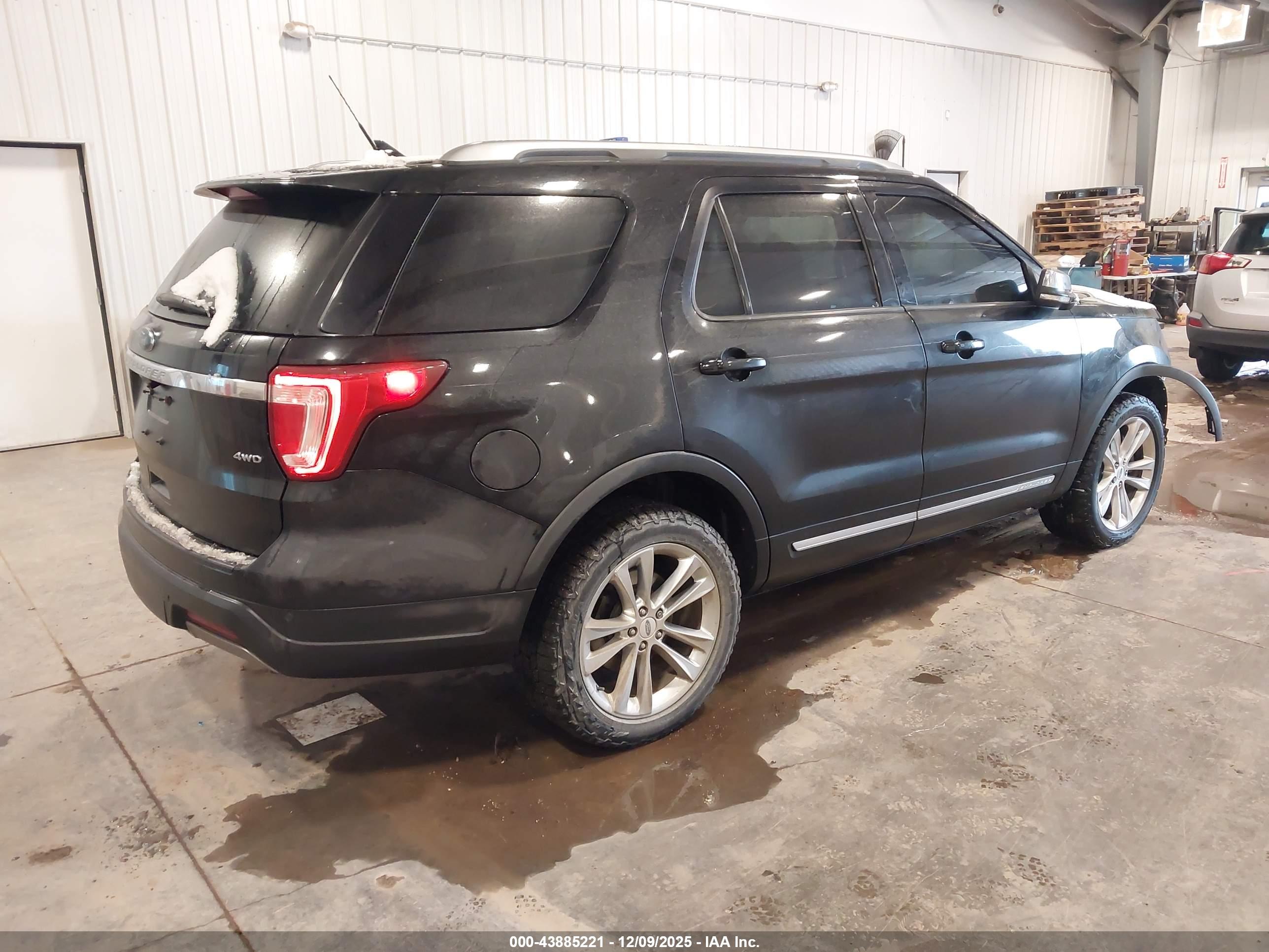 FORD EXPLORER image 4
