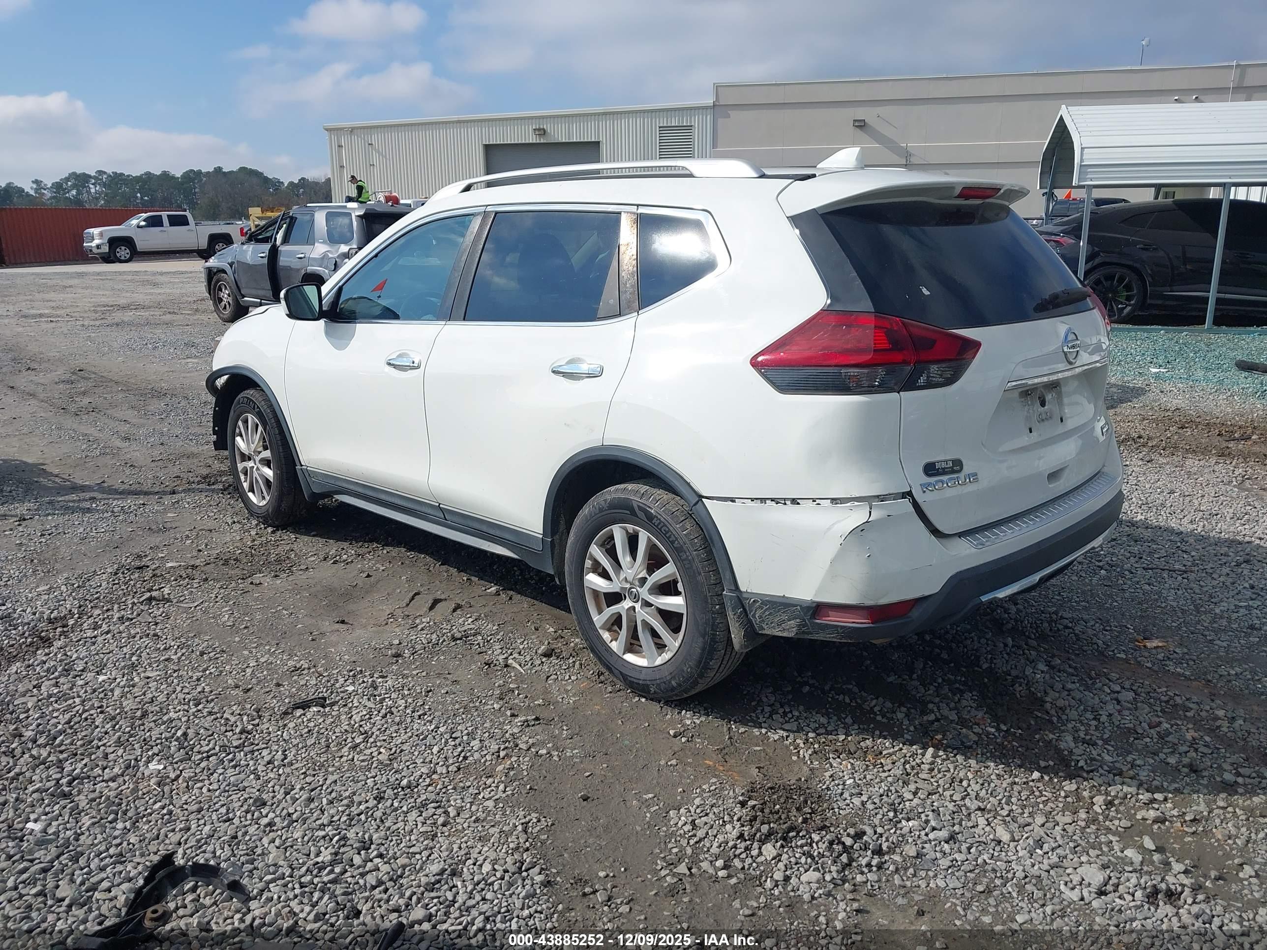 NISSAN ROGUE image 3