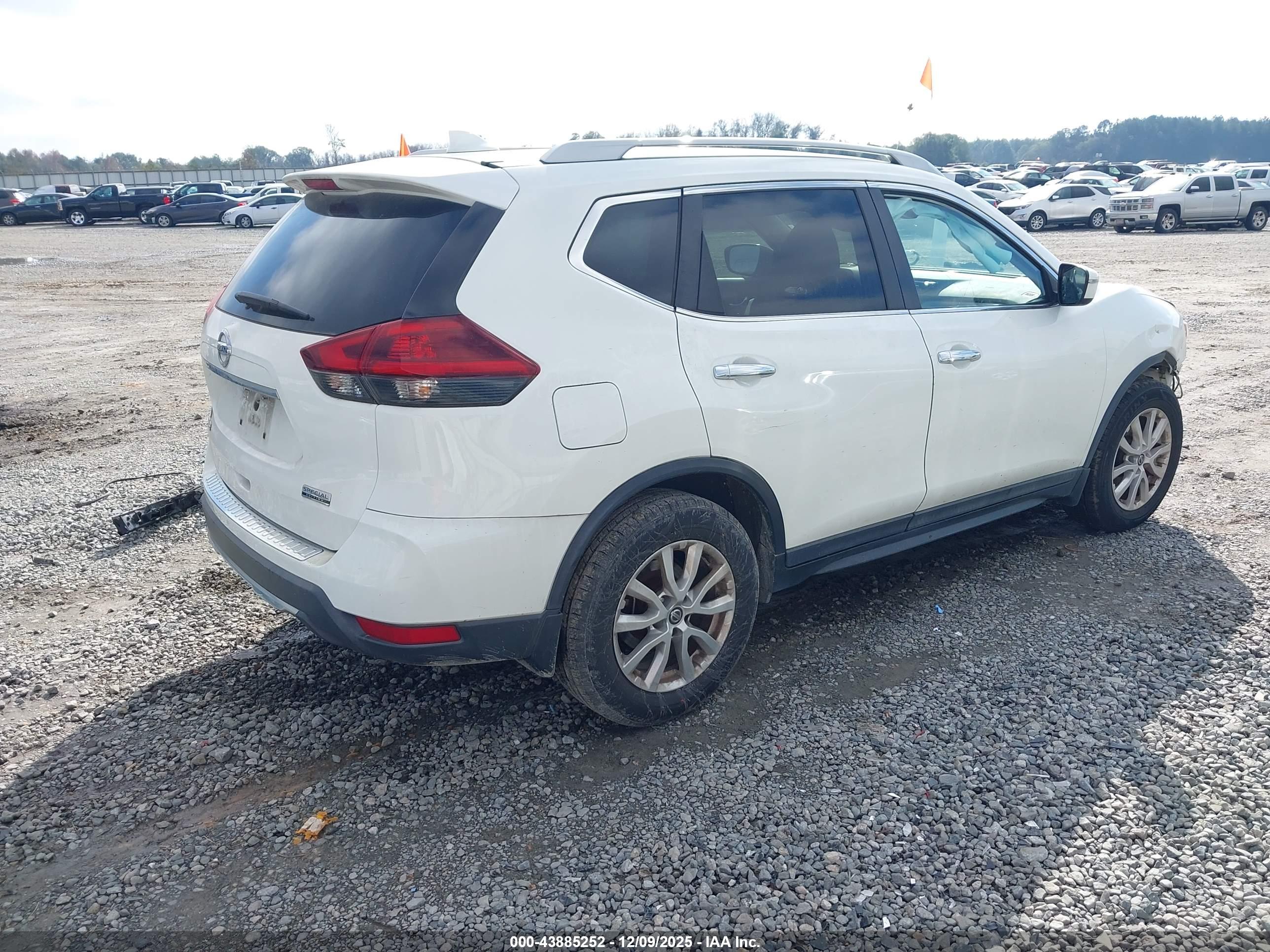NISSAN ROGUE image 4