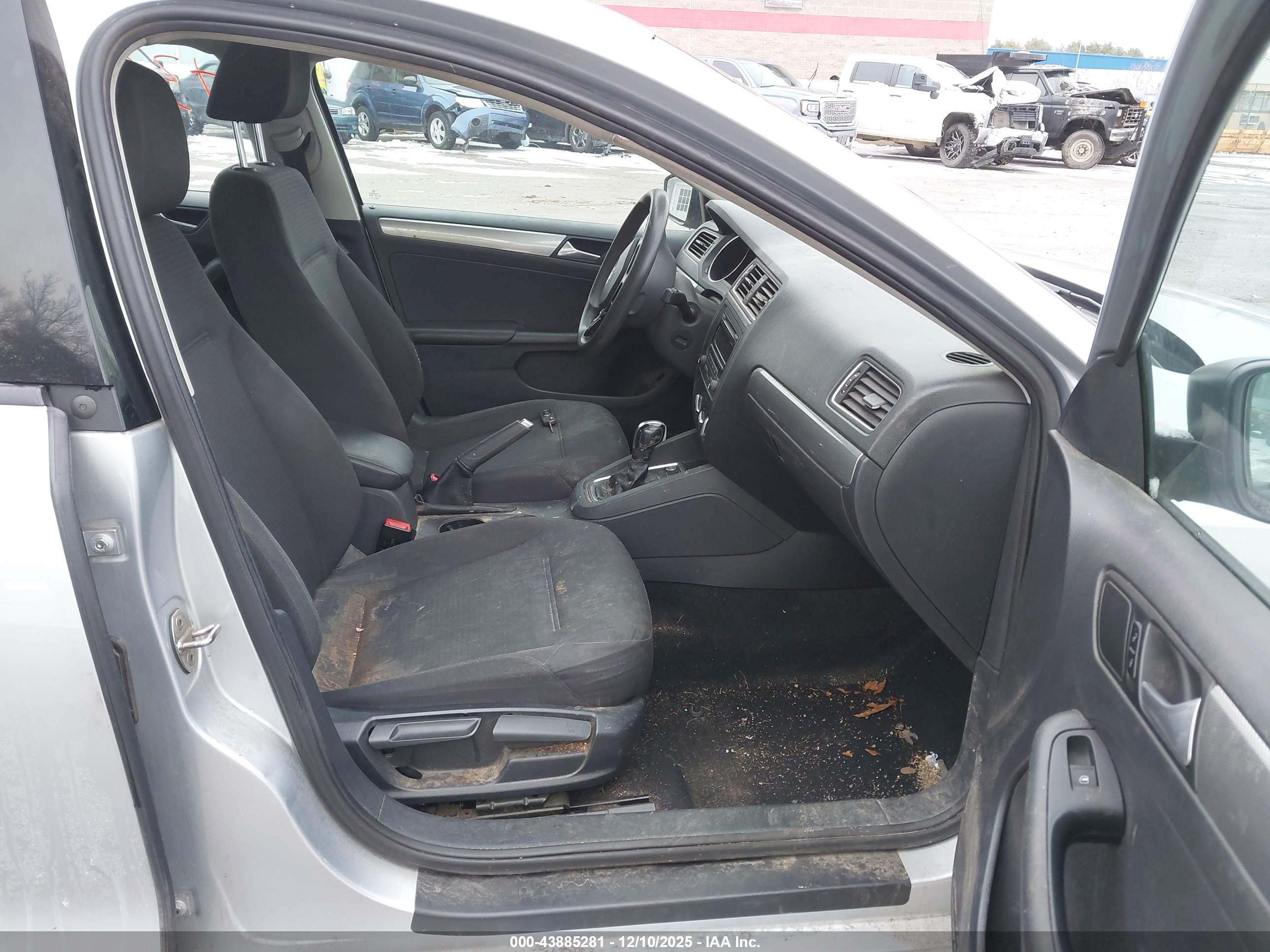 VOLKSWAGEN JETTA image 5