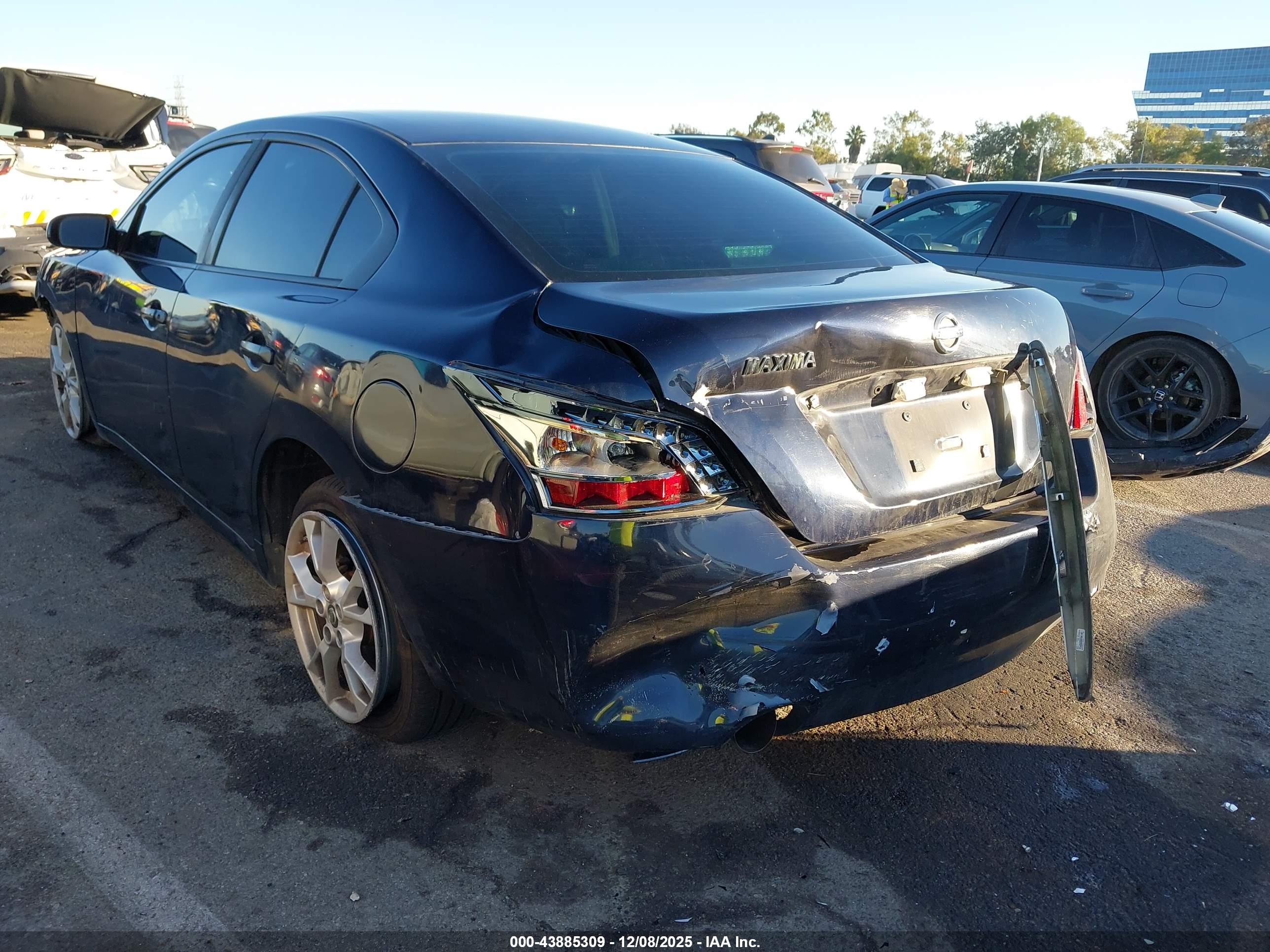 NISSAN MAXIMA image 3