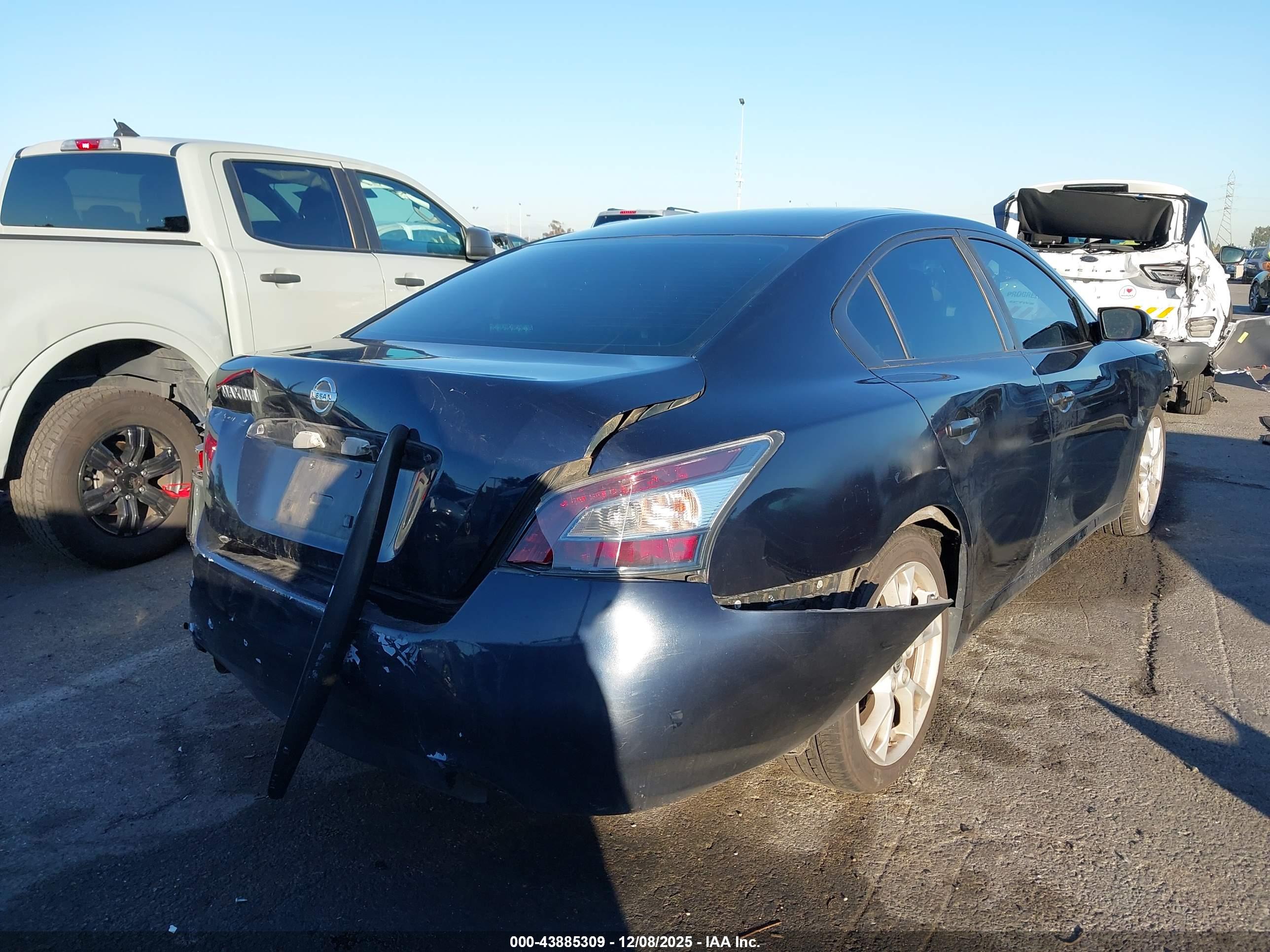 NISSAN MAXIMA image 4