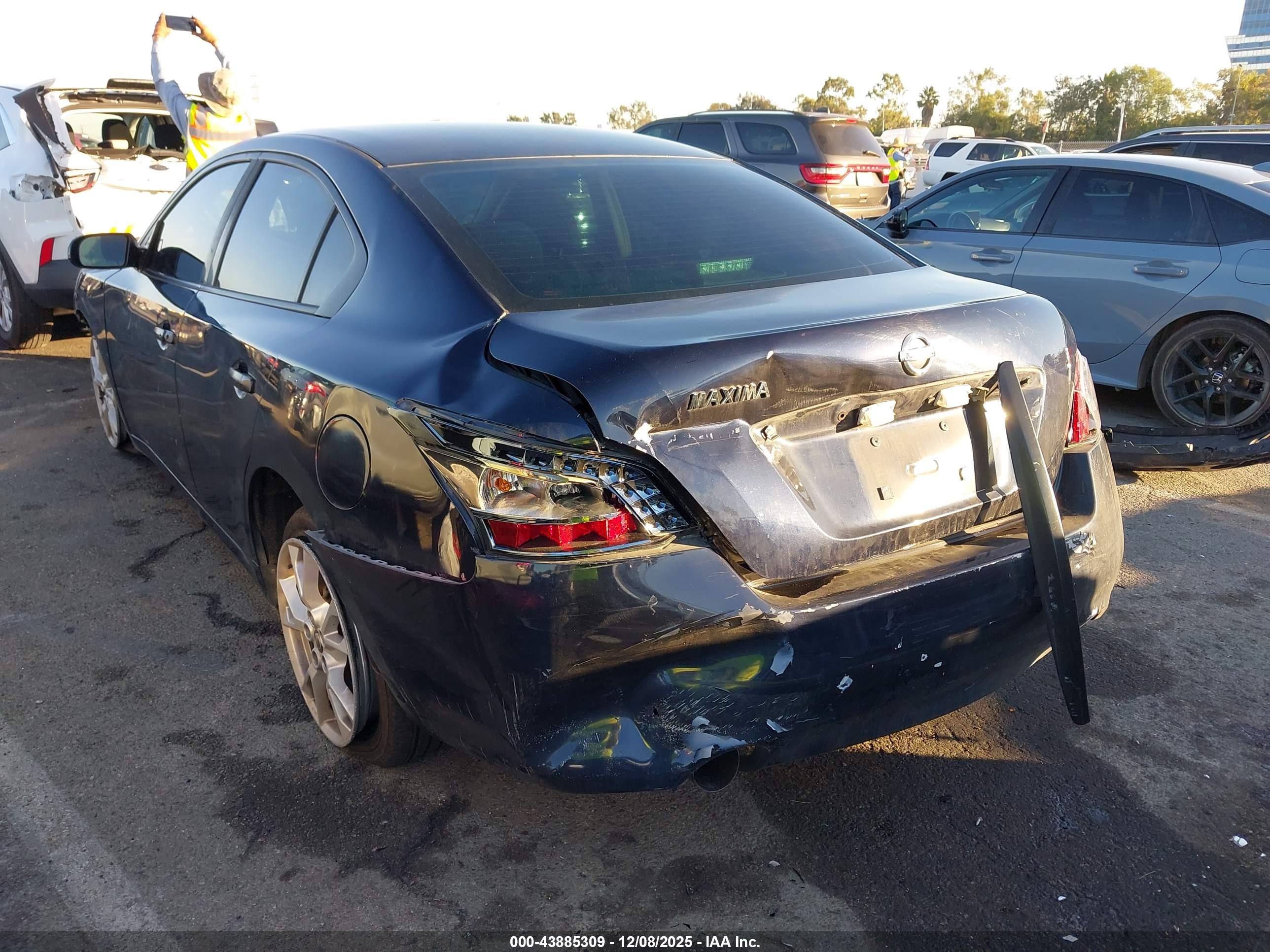 NISSAN MAXIMA image 6