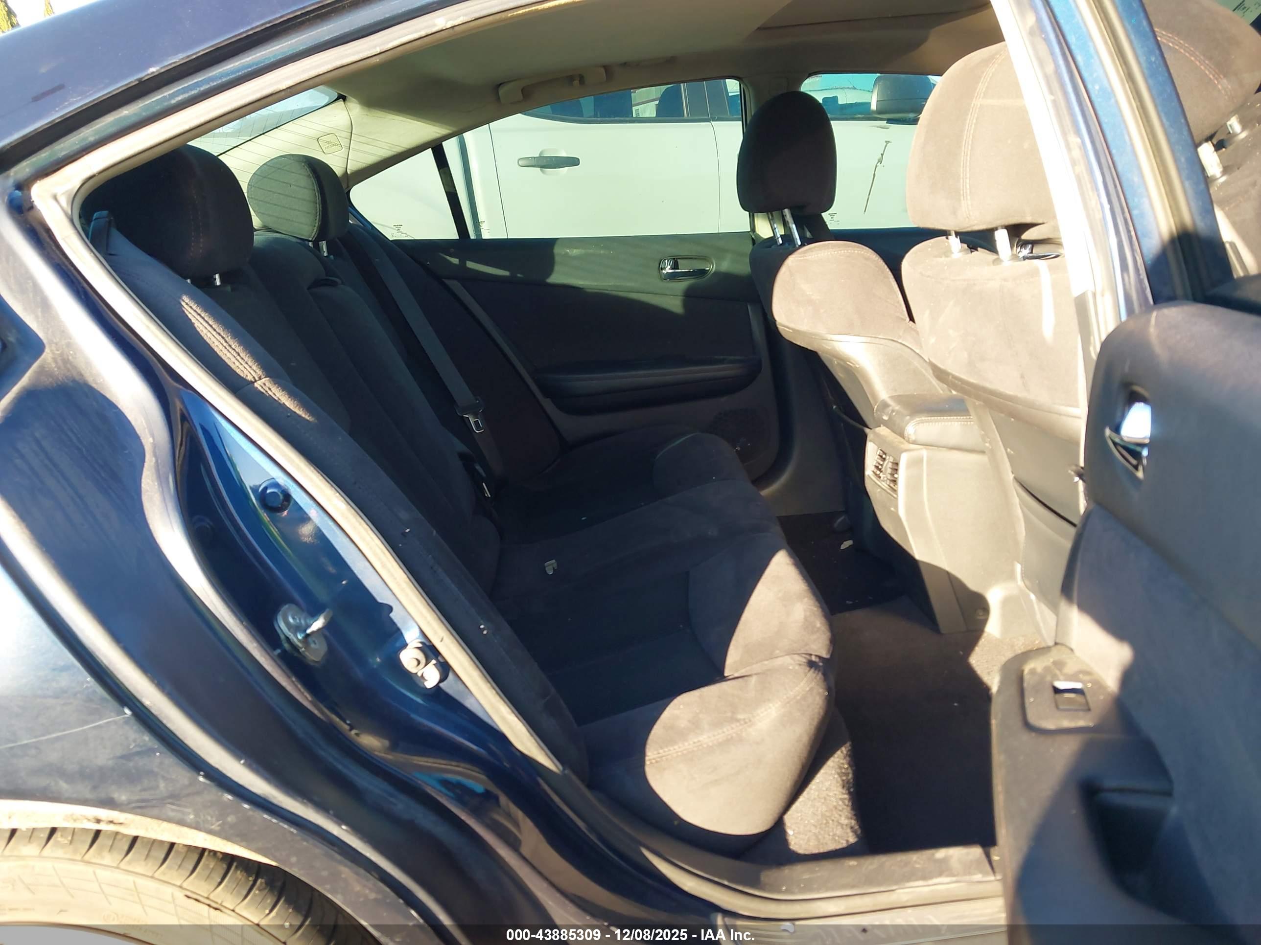 NISSAN MAXIMA image 8
