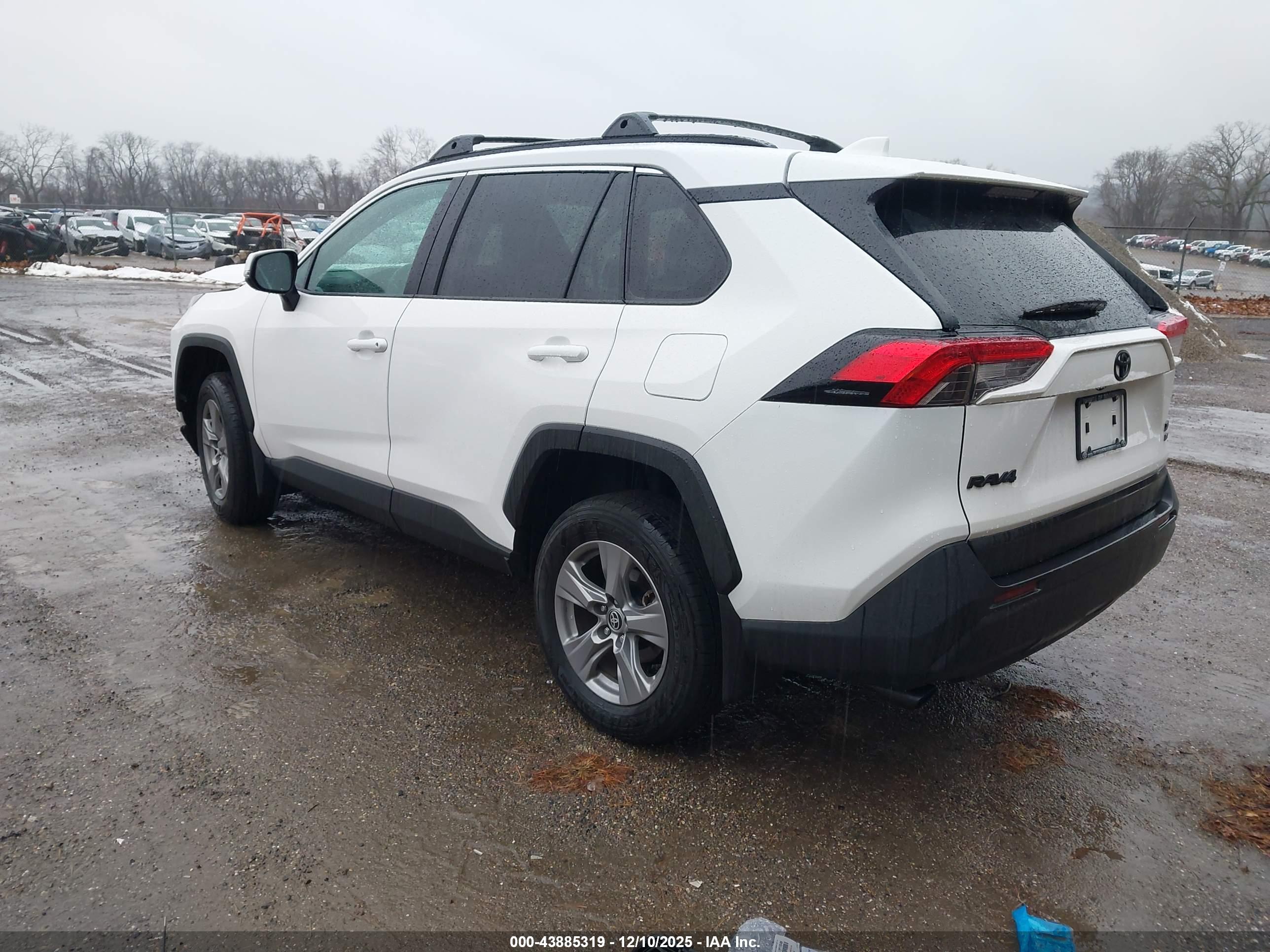 TOYOTA RAV4 image 3