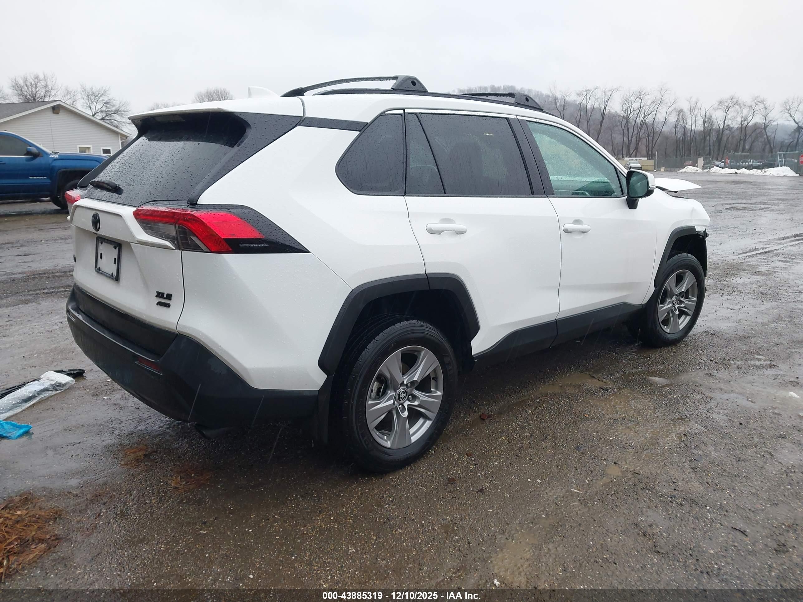 TOYOTA RAV4 image 4