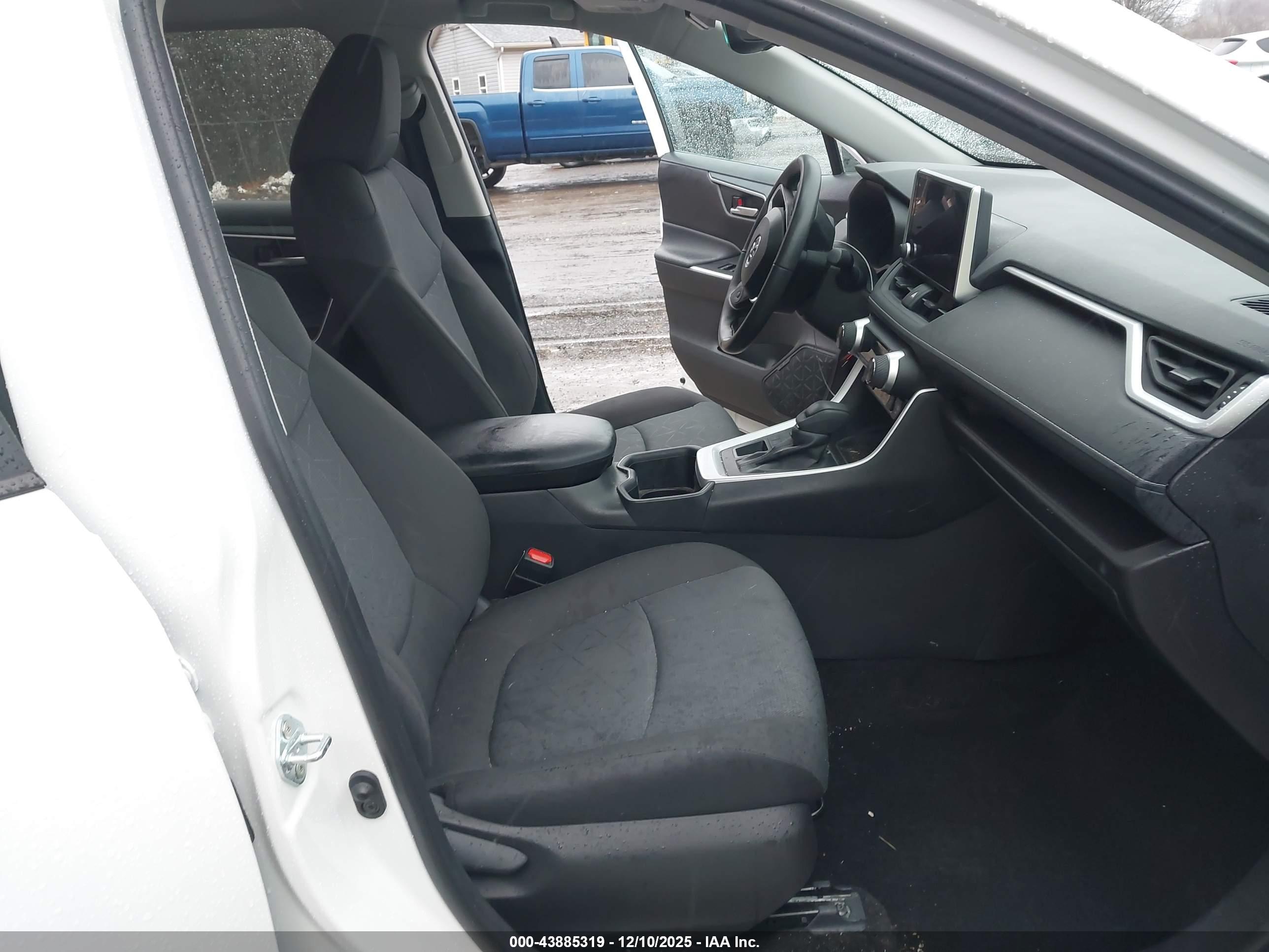 TOYOTA RAV4 image 5