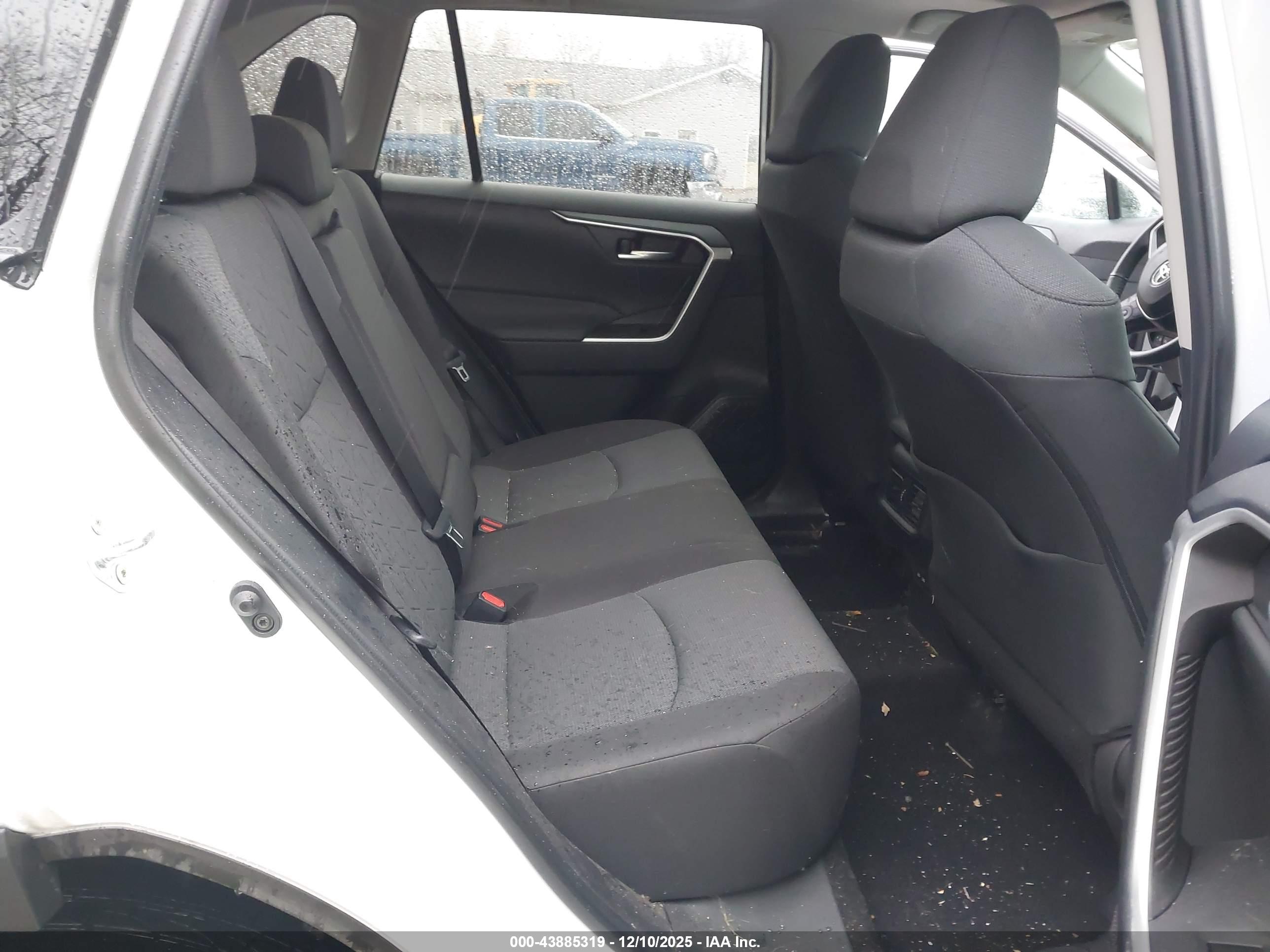 TOYOTA RAV4 image 8