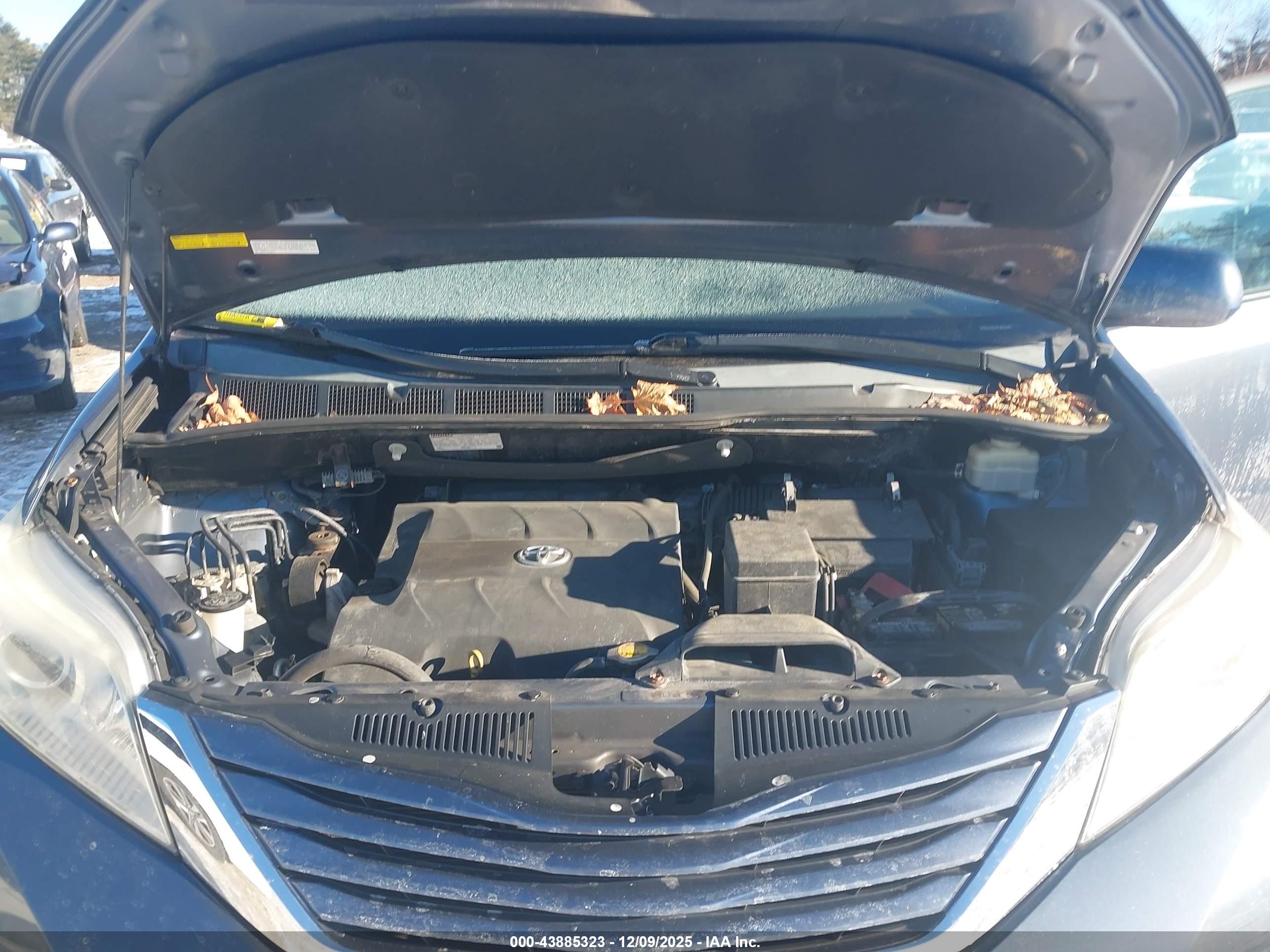 TOYOTA SIENNA image 10