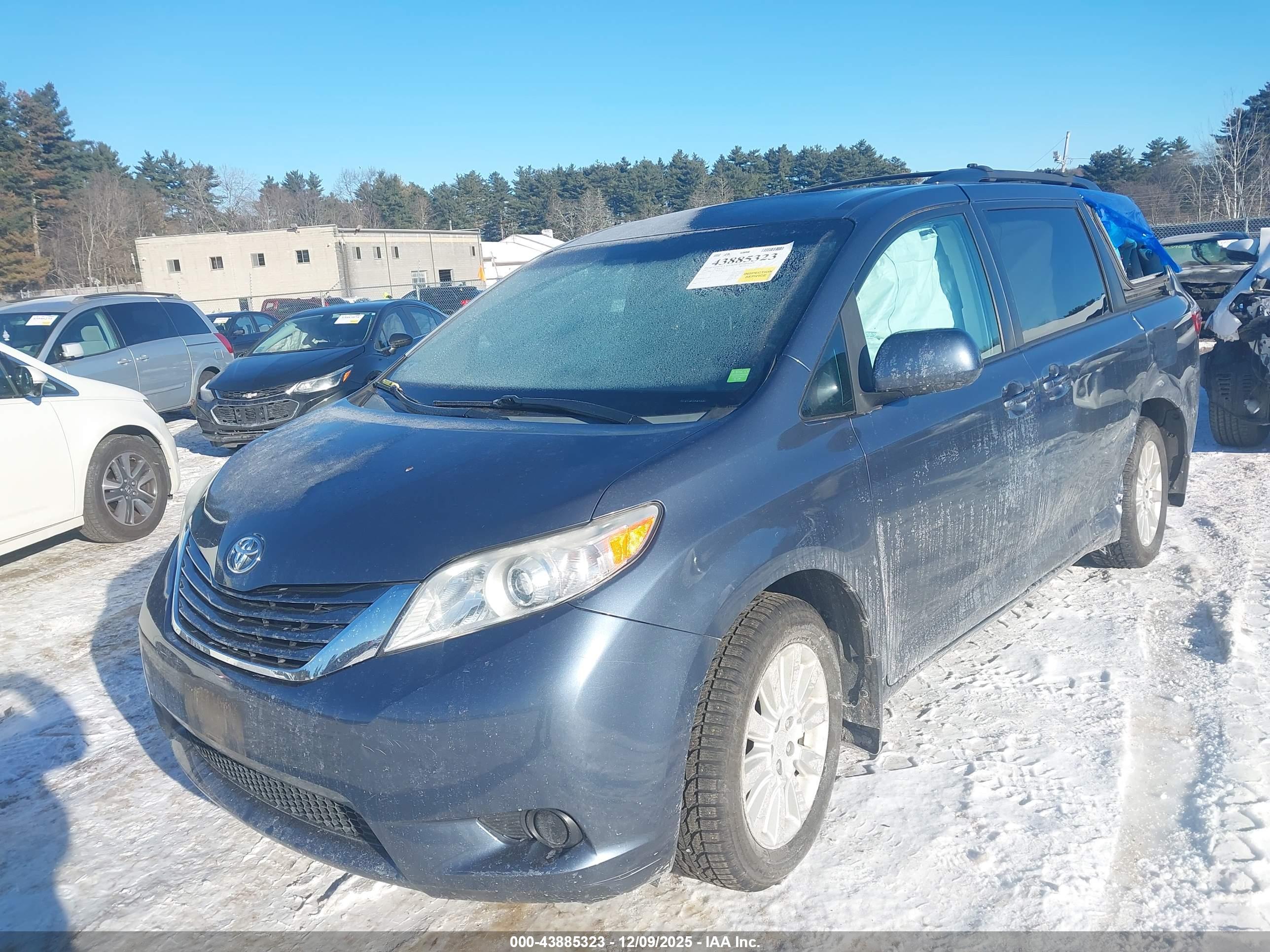 TOYOTA SIENNA image 2