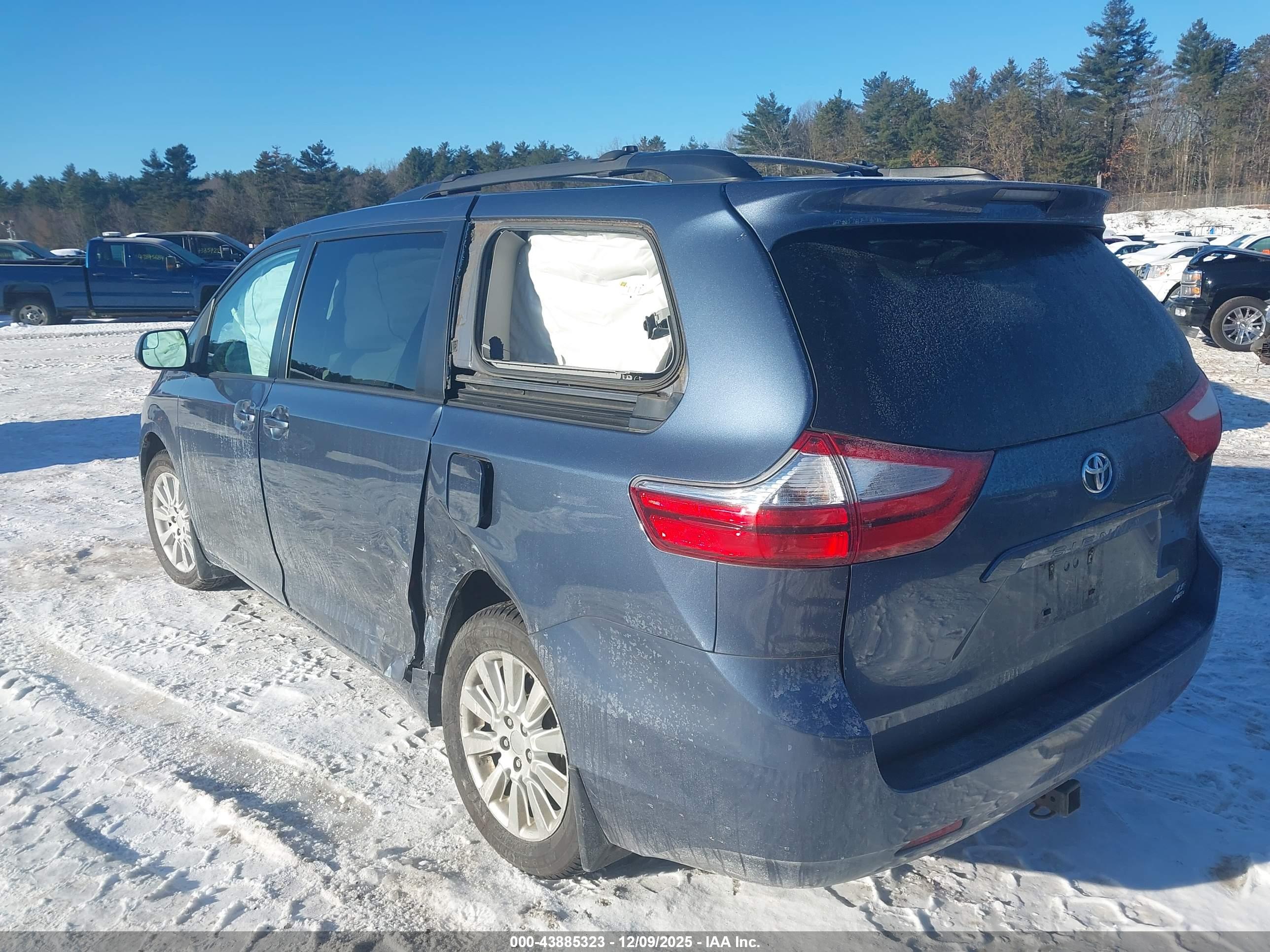 TOYOTA SIENNA image 3