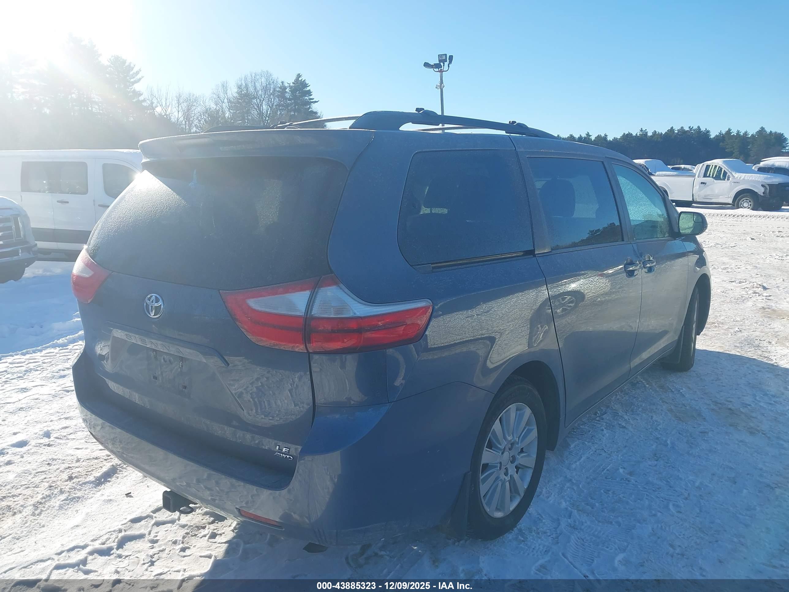 TOYOTA SIENNA image 4