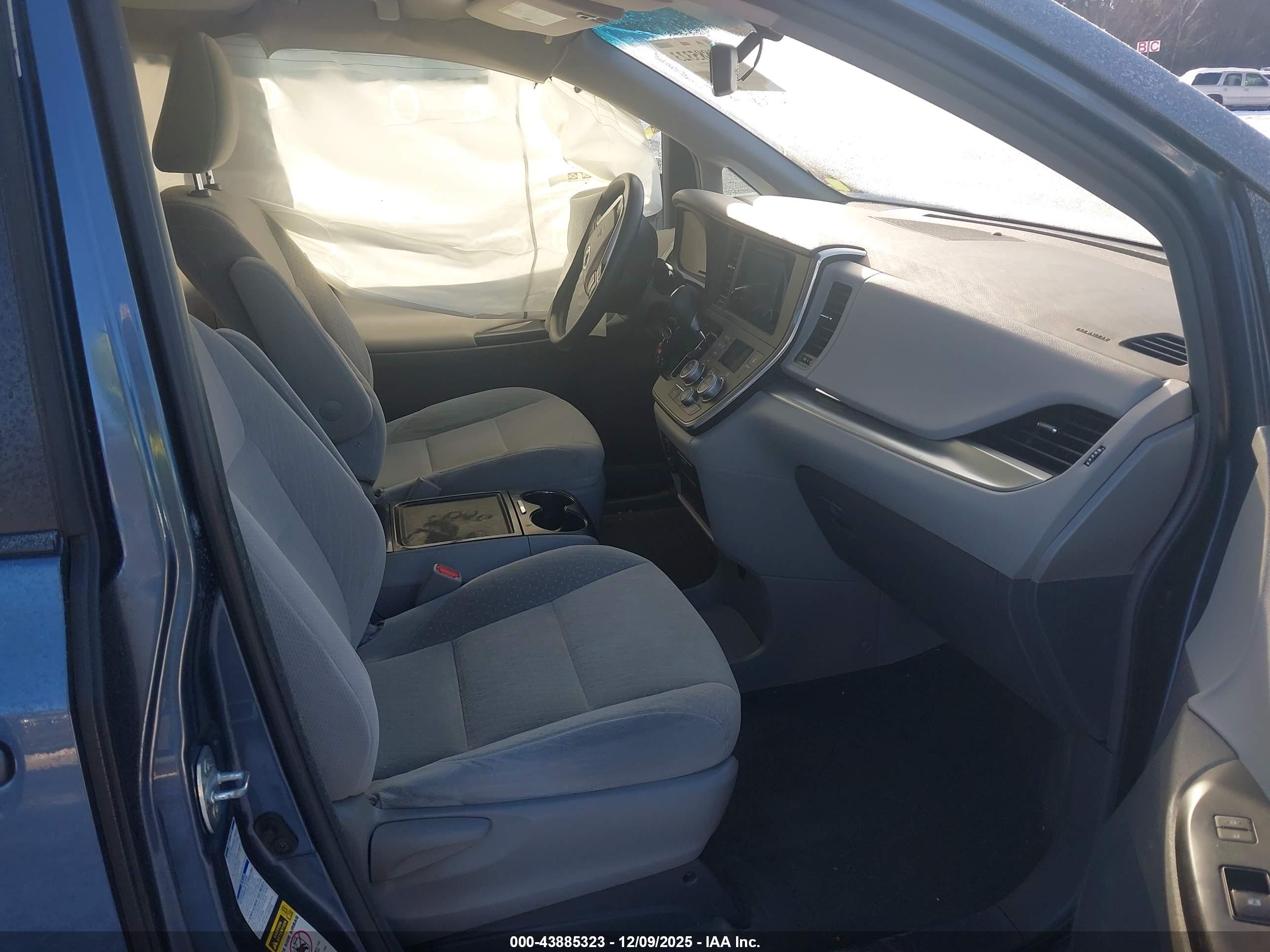 TOYOTA SIENNA image 5