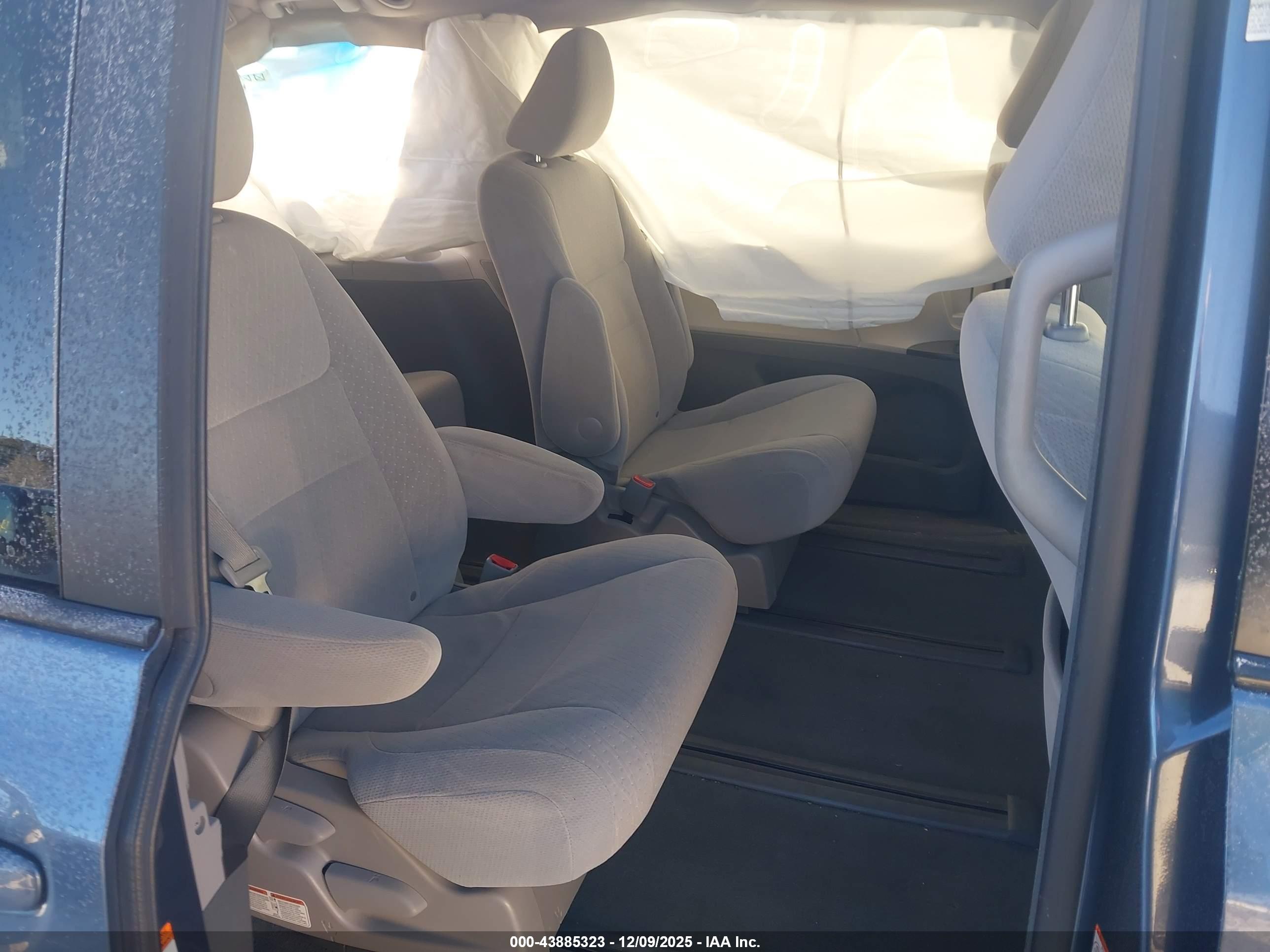 TOYOTA SIENNA image 8