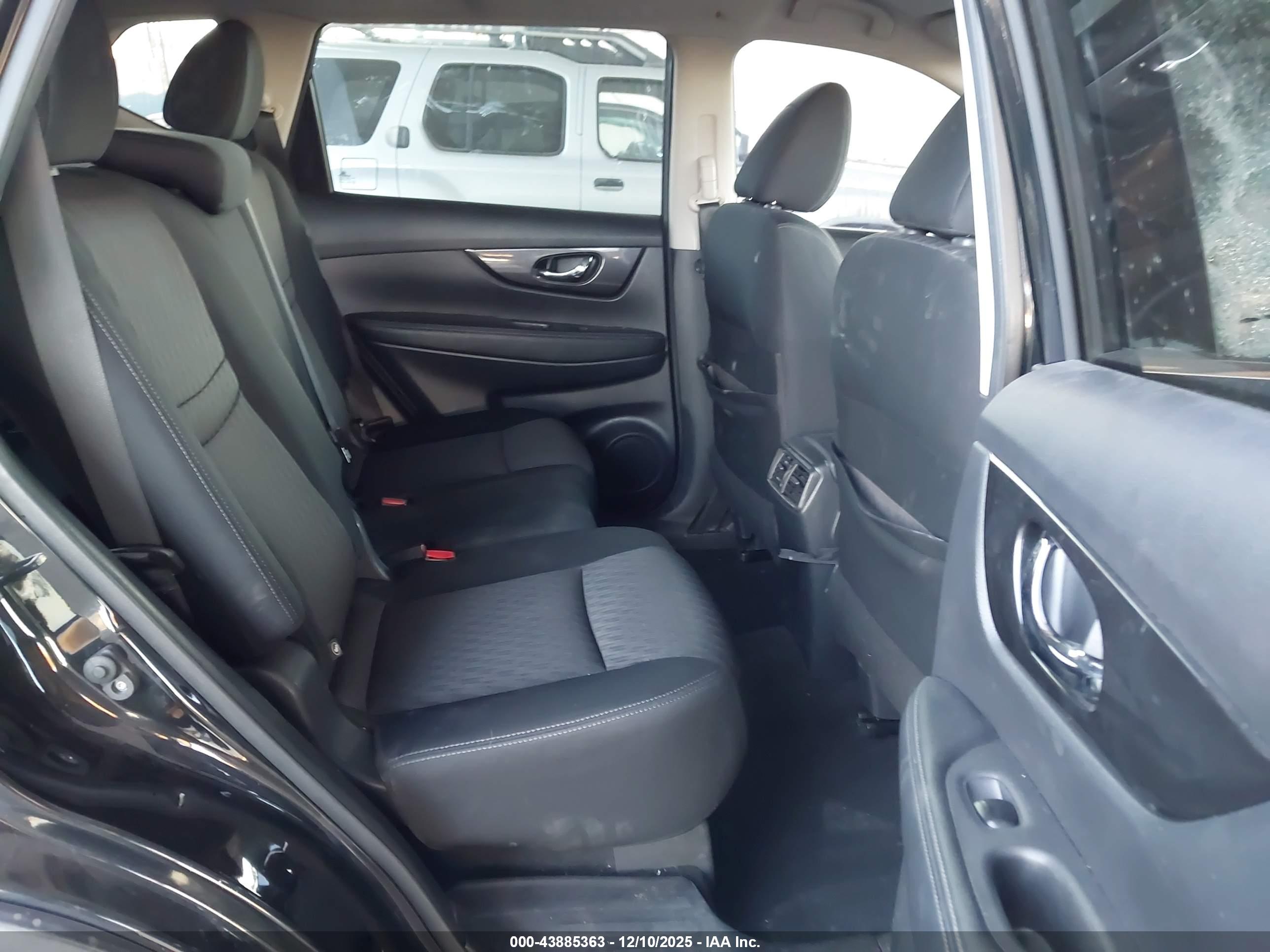 NISSAN ROGUE image 8