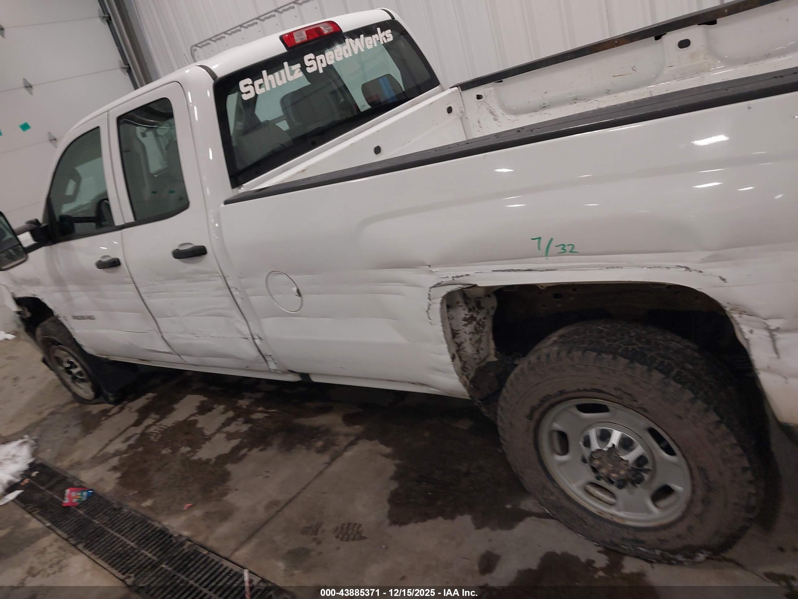CHEVROLET SILVERADO image 6