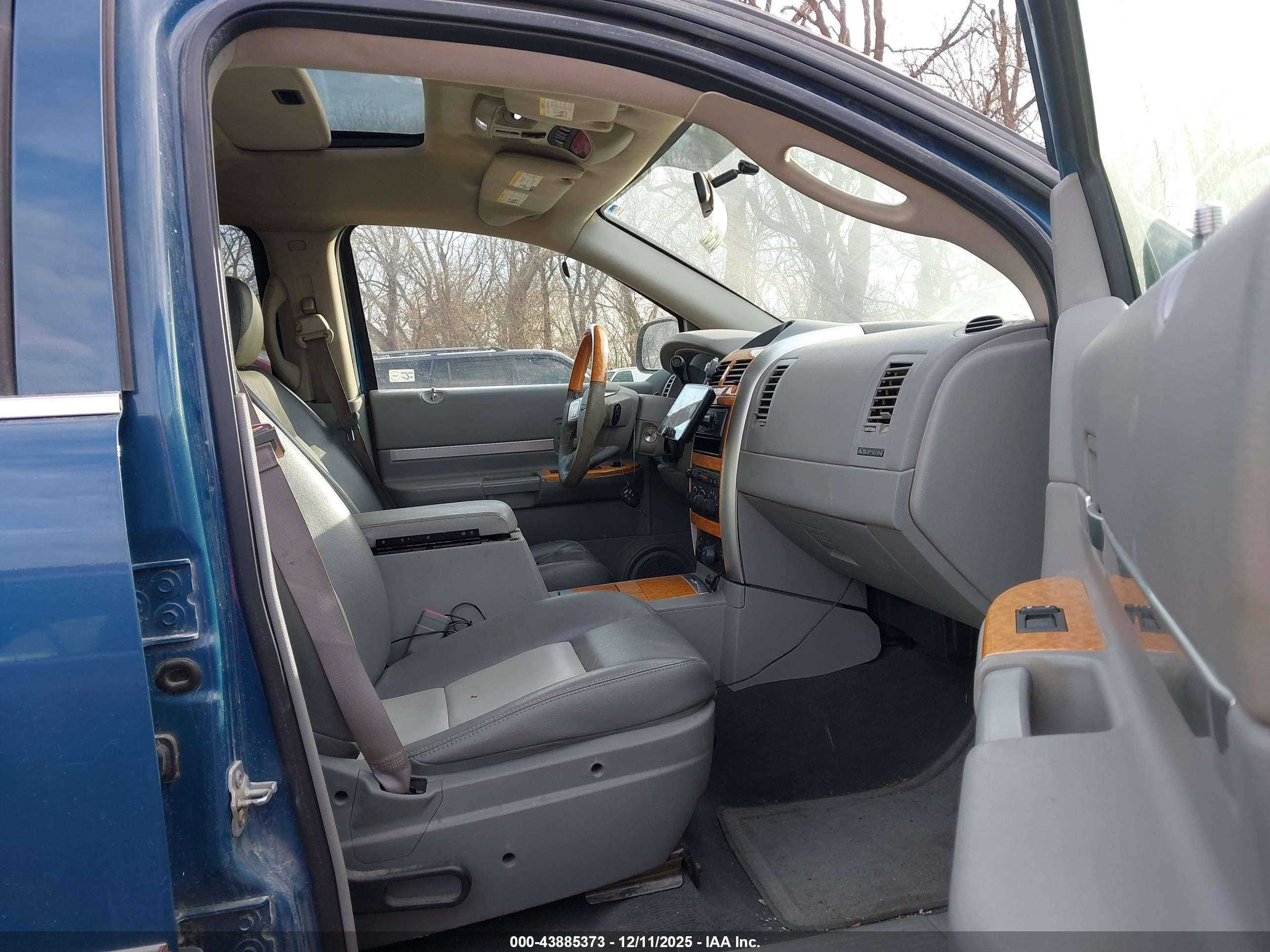 CHRYSLER ASPEN image 5