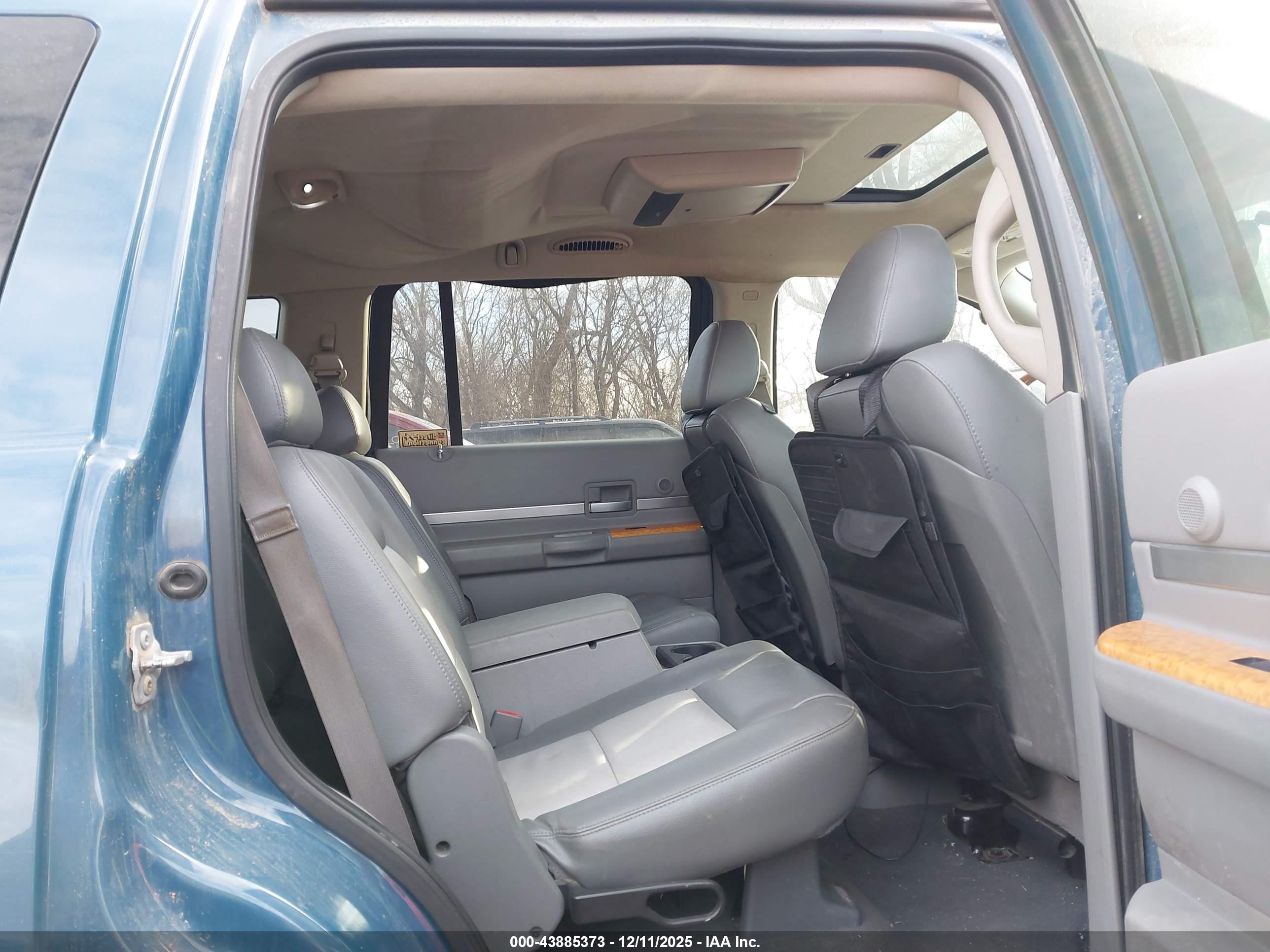 CHRYSLER ASPEN image 8