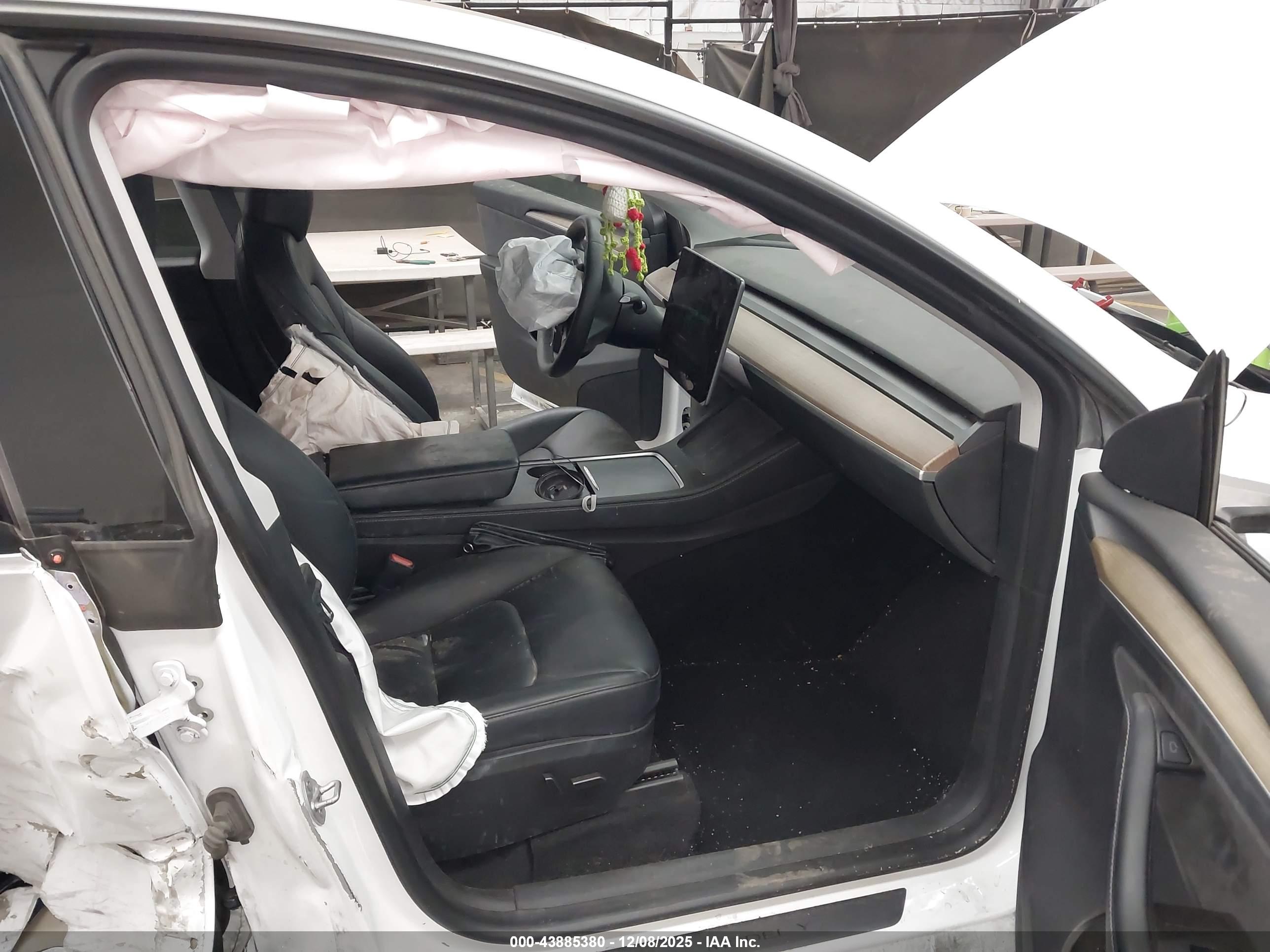 TESLA MODEL image 5