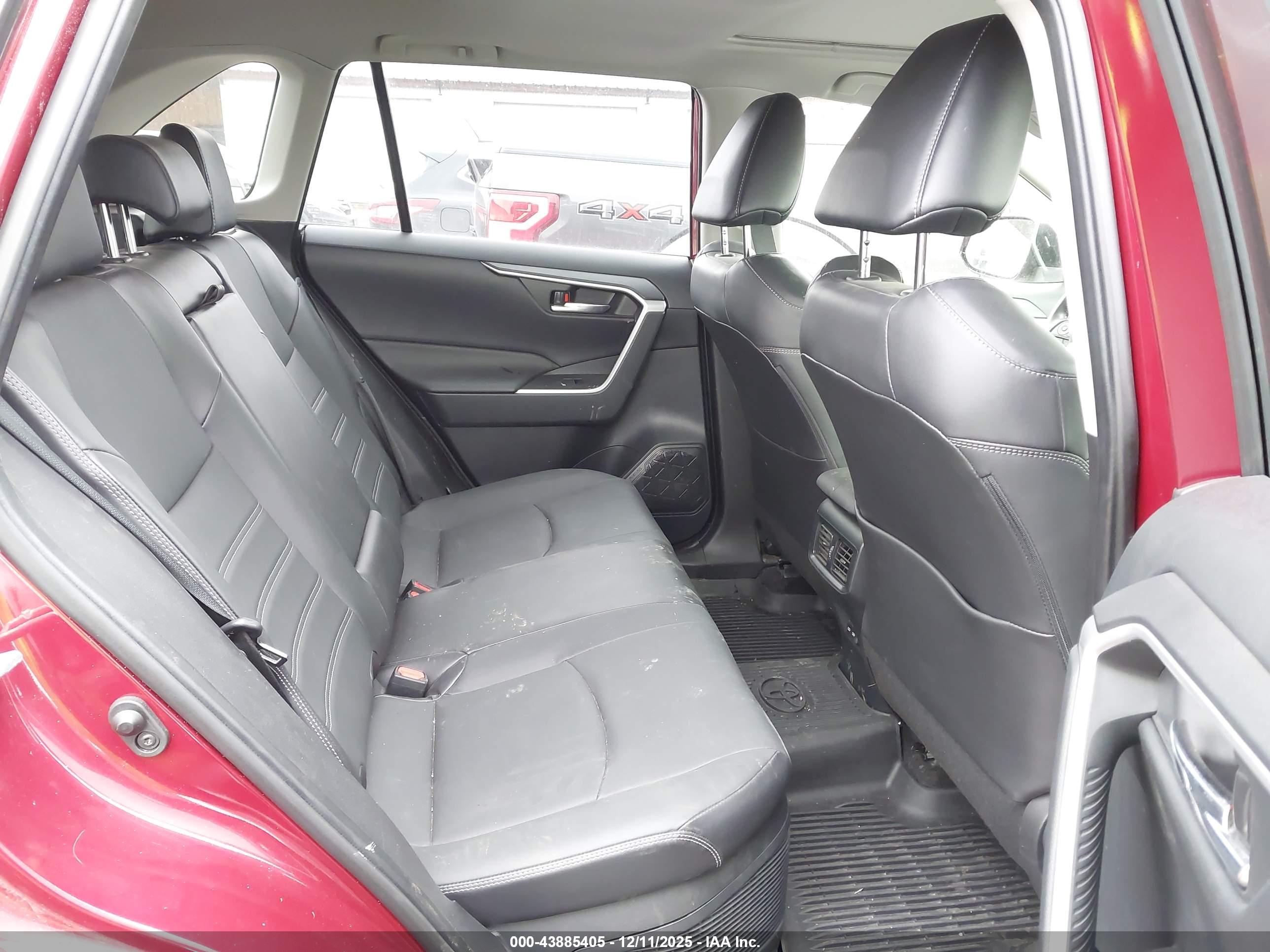 TOYOTA RAV4 image 8
