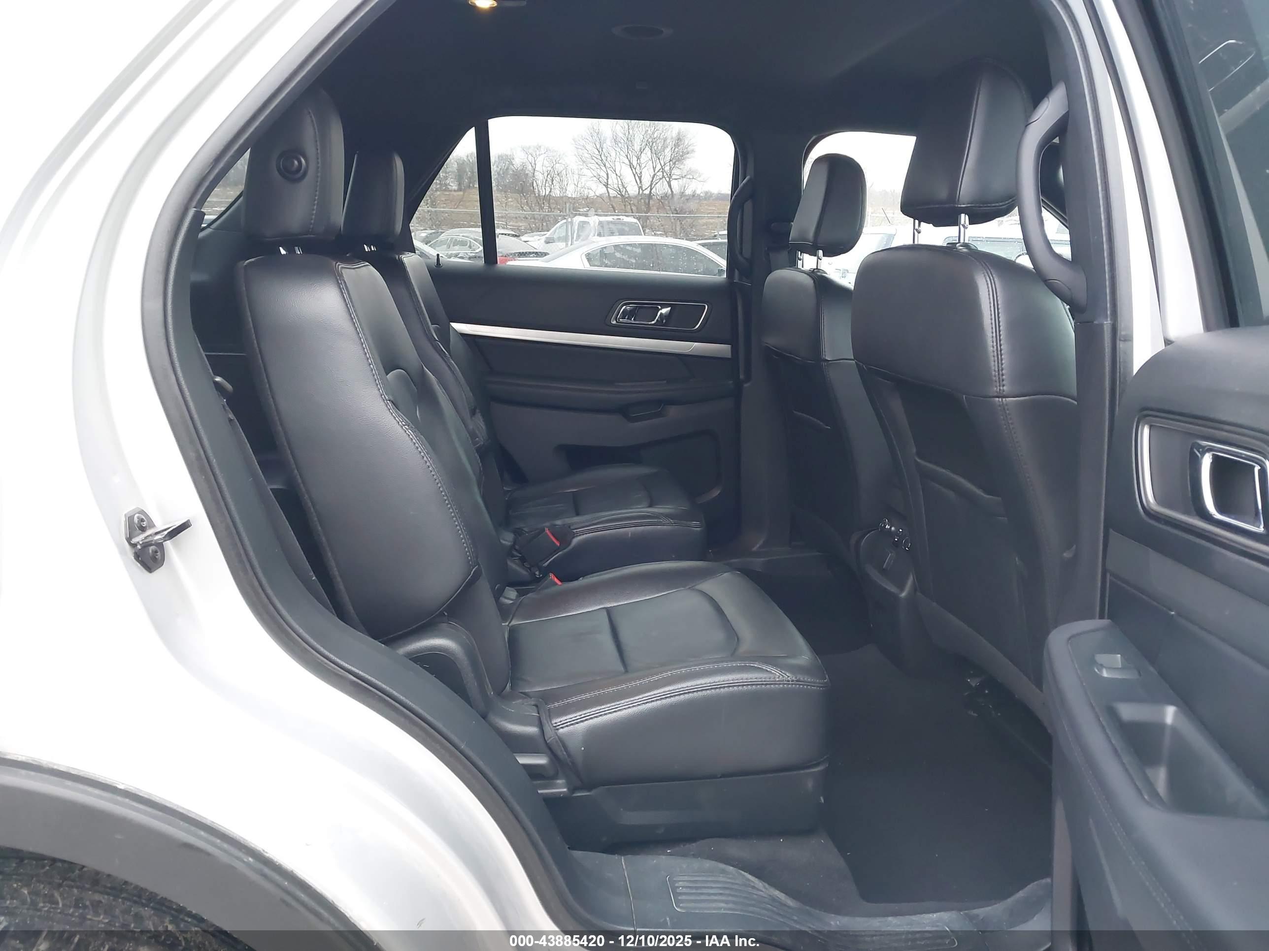 FORD EXPLORER image 8