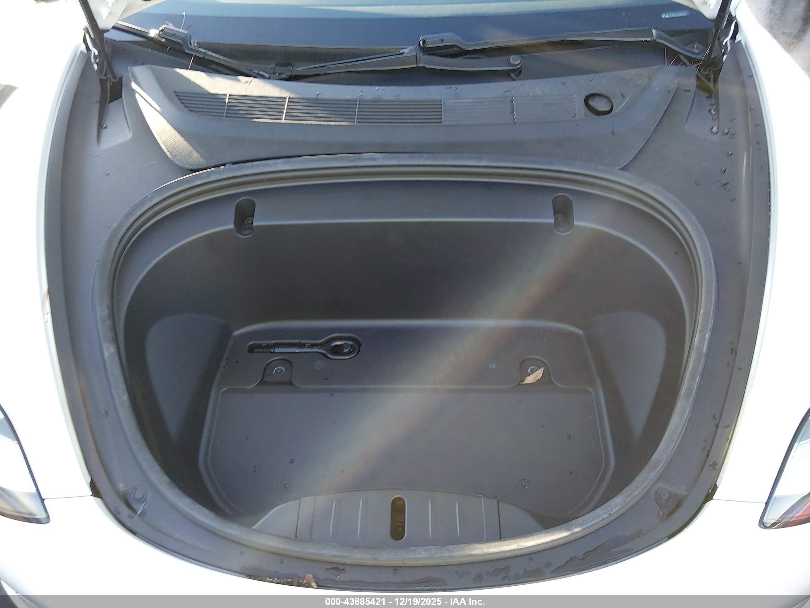TESLA MODEL image 10