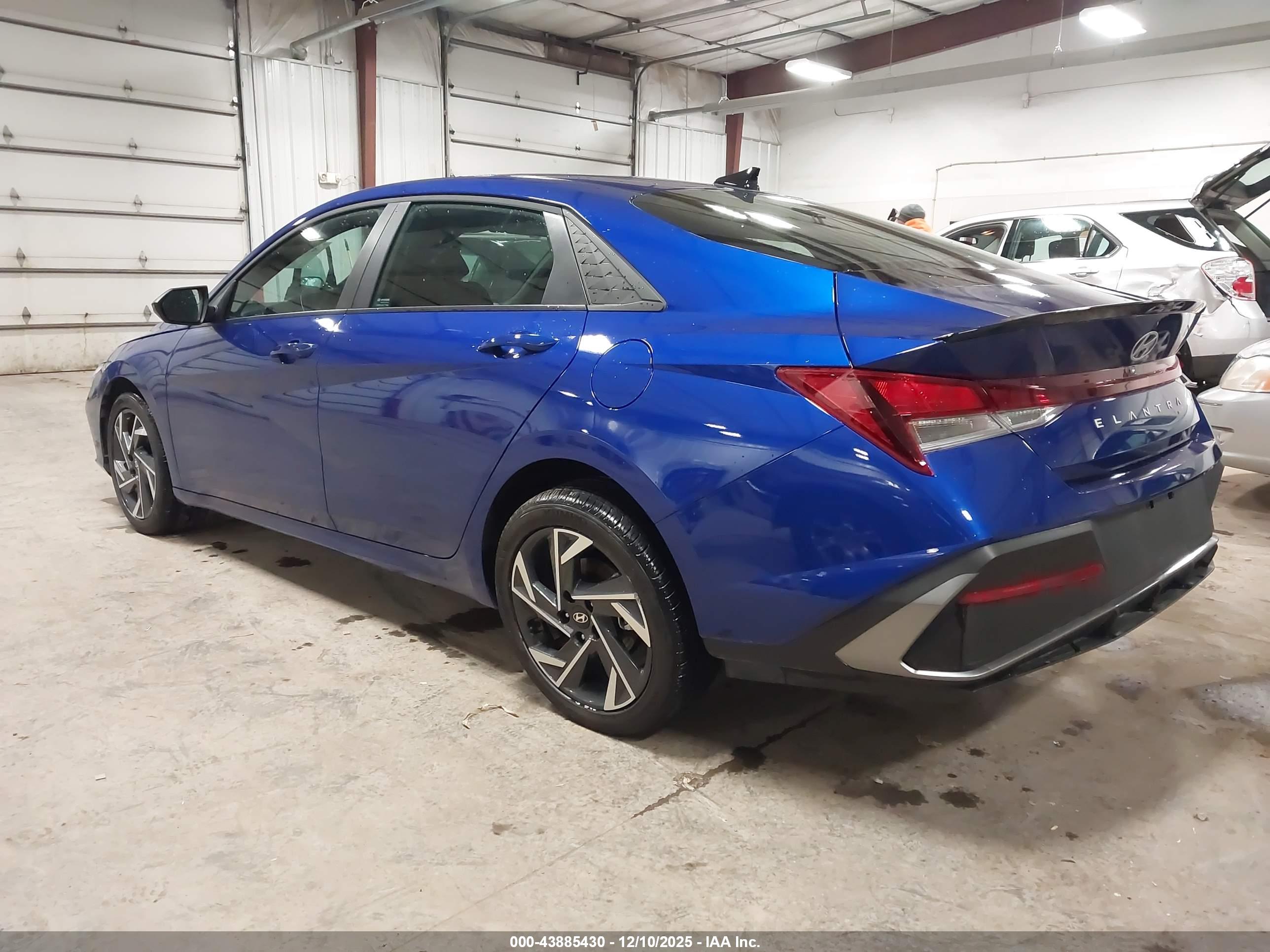 HYUNDAI ELANTRA image 3