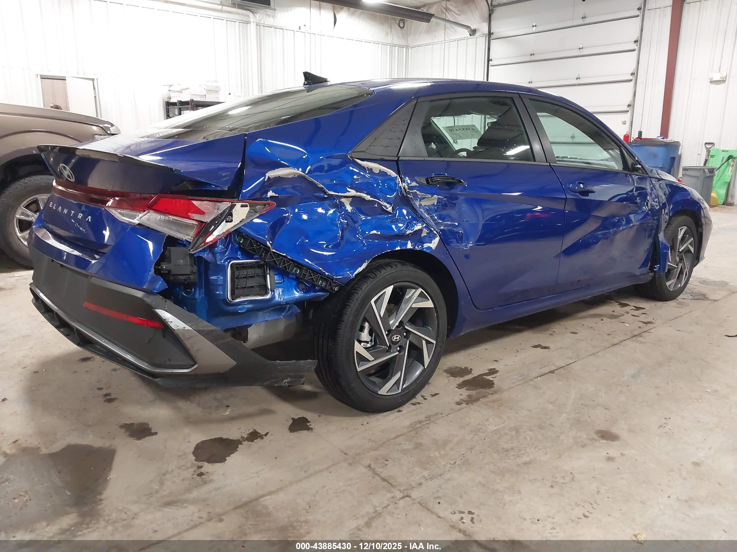 HYUNDAI ELANTRA image 4