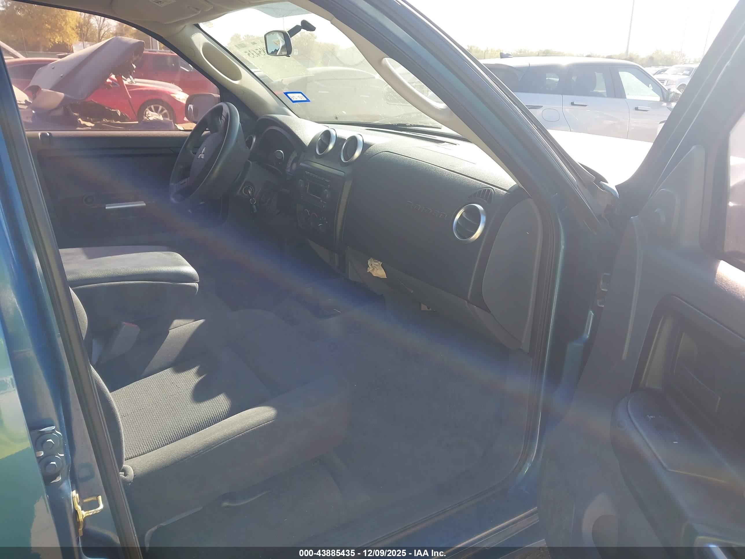 MITSUBISHI RAIDER image 5