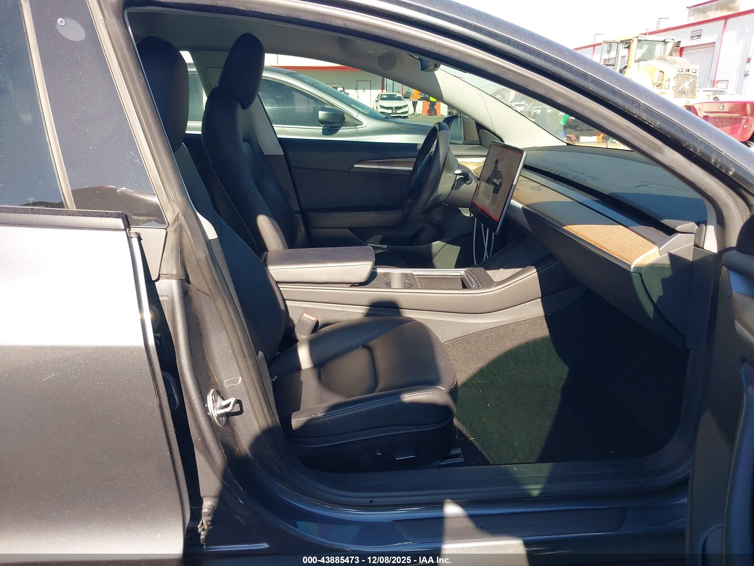 TESLA MODEL image 5