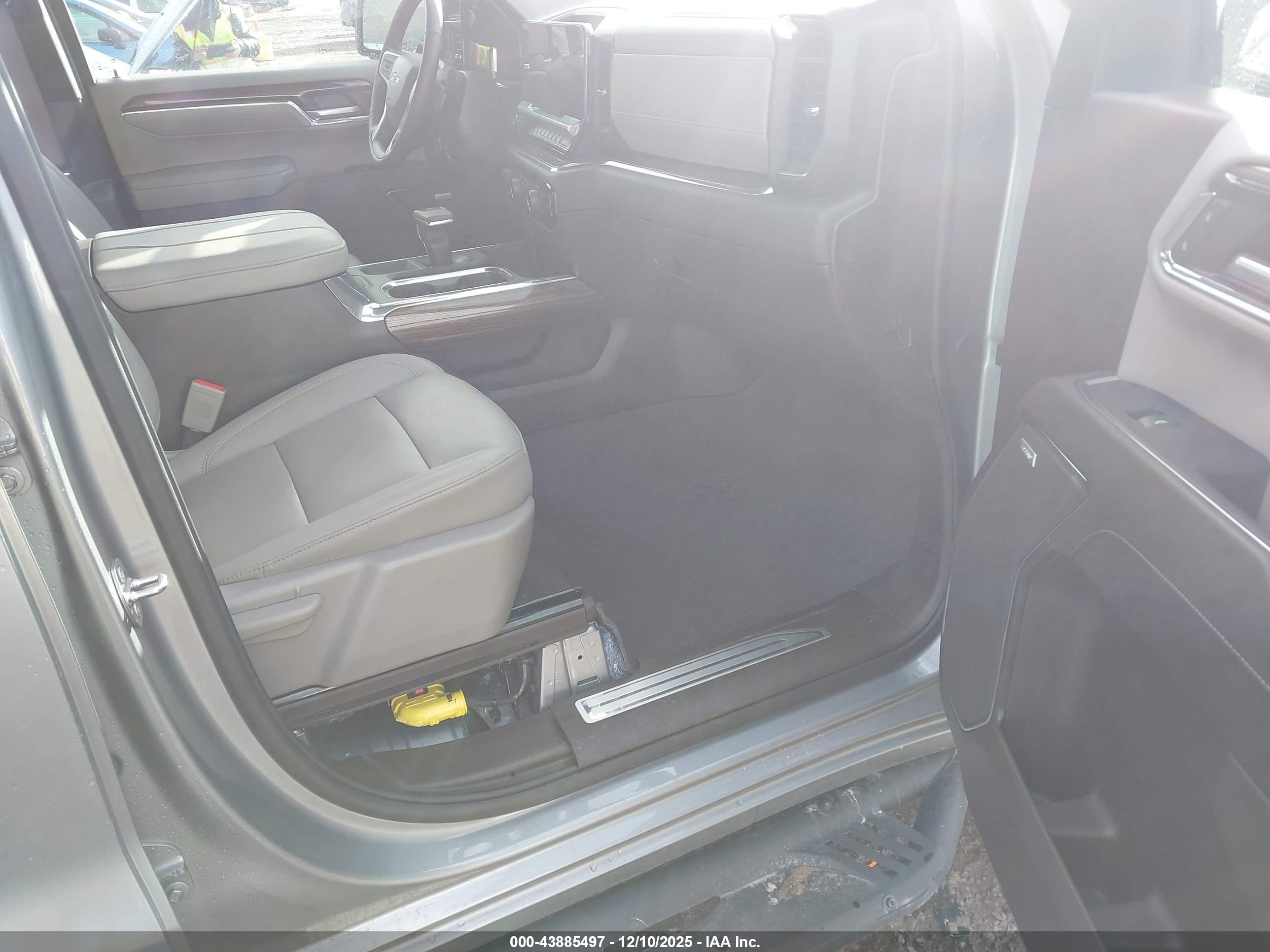 CHEVROLET SILVERADO image 5