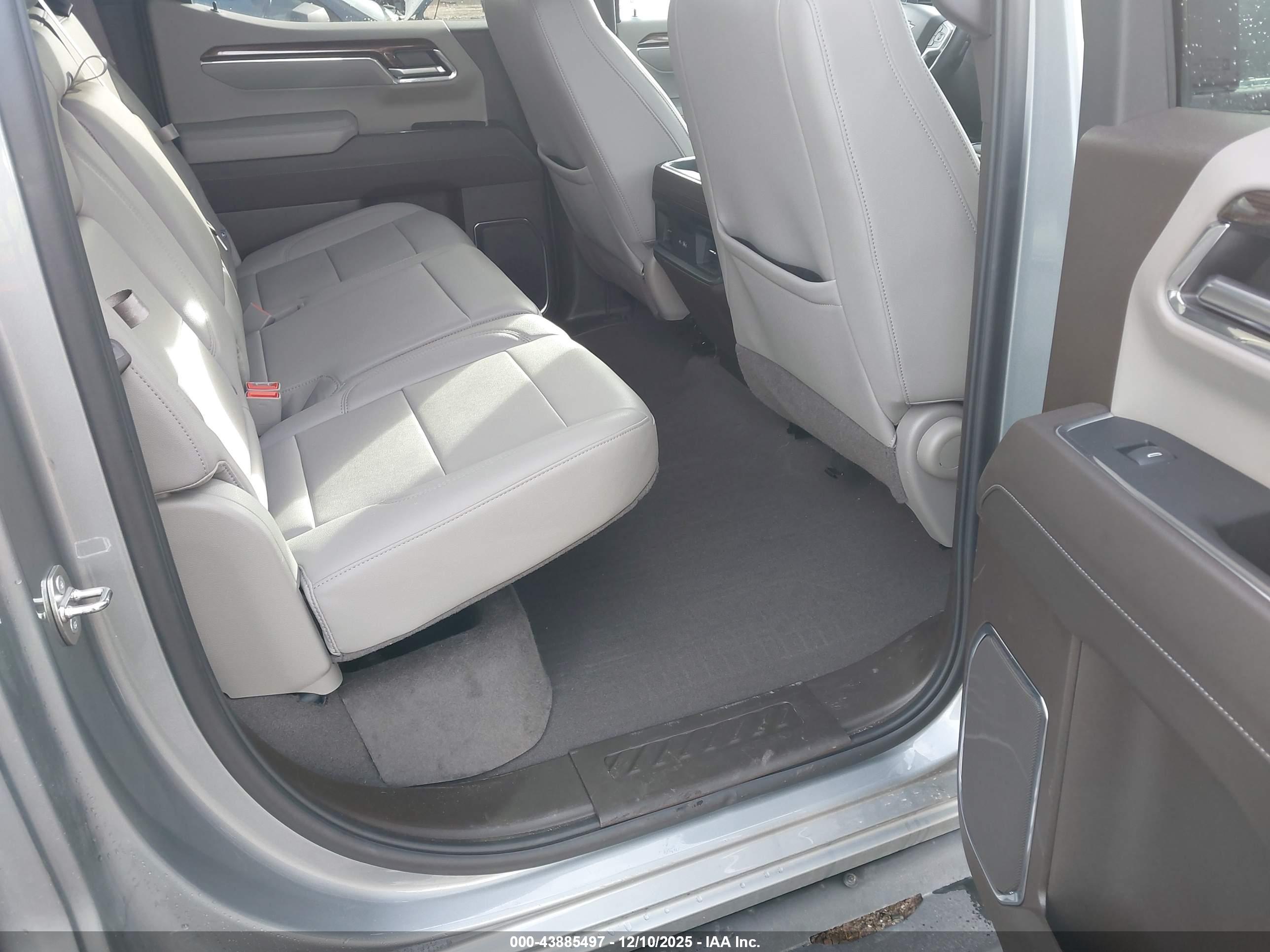 CHEVROLET SILVERADO image 8