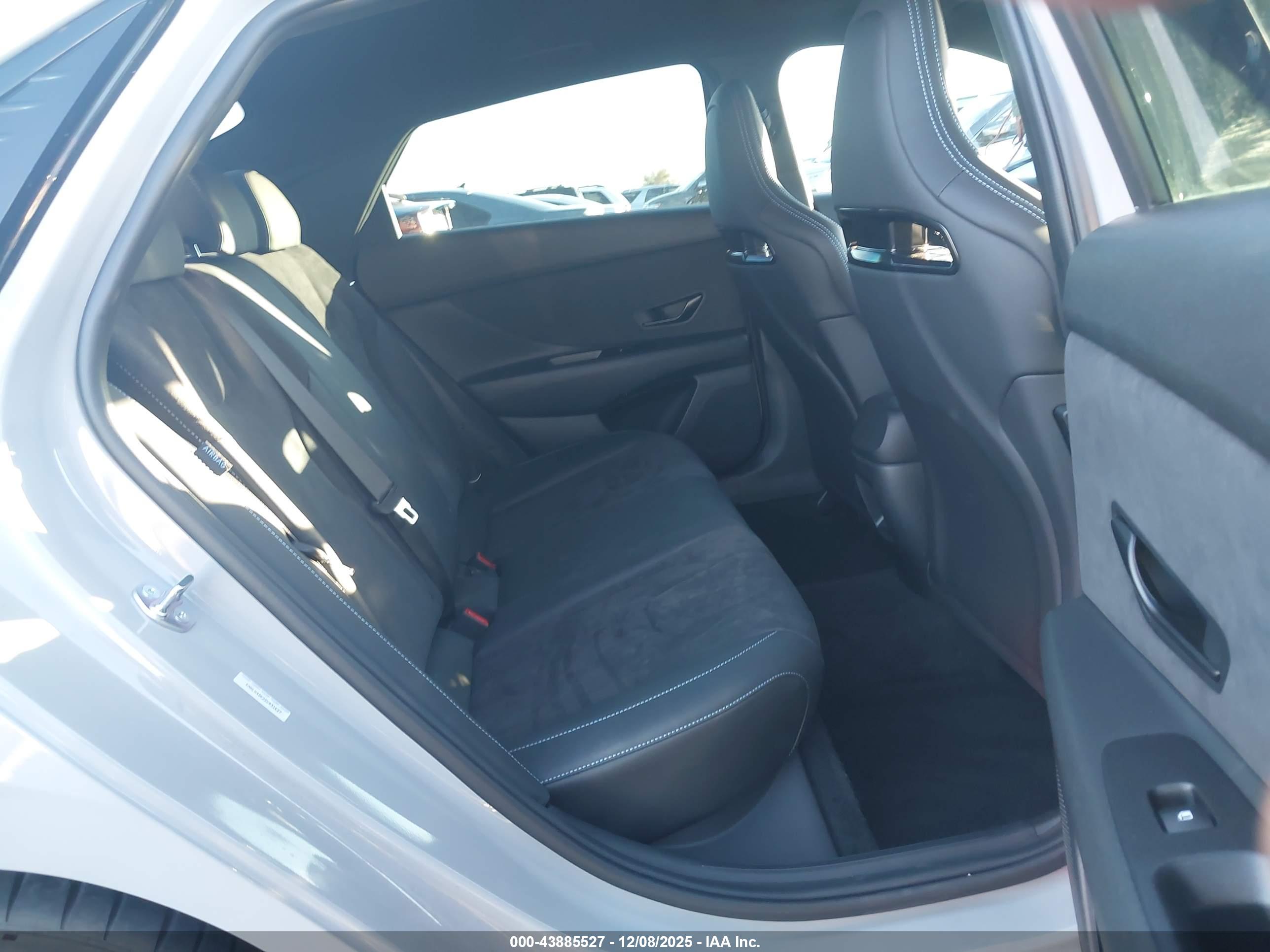 HYUNDAI ELANTRA image 8