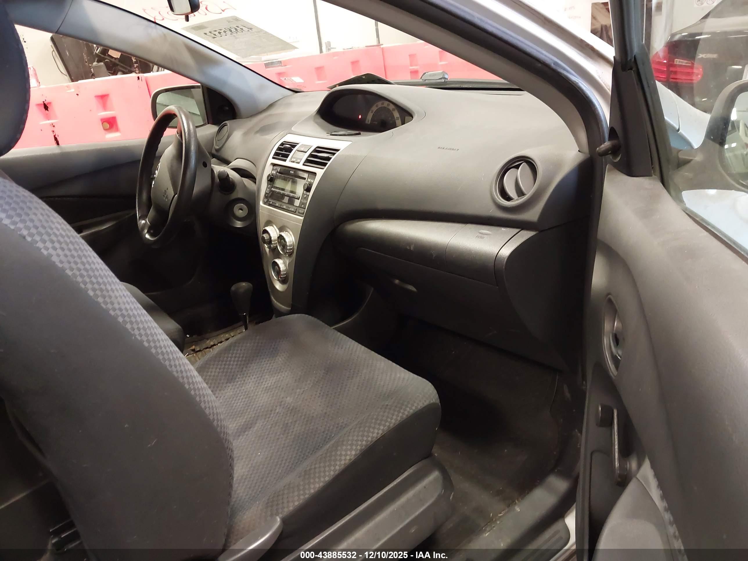 TOYOTA YARIS image 5