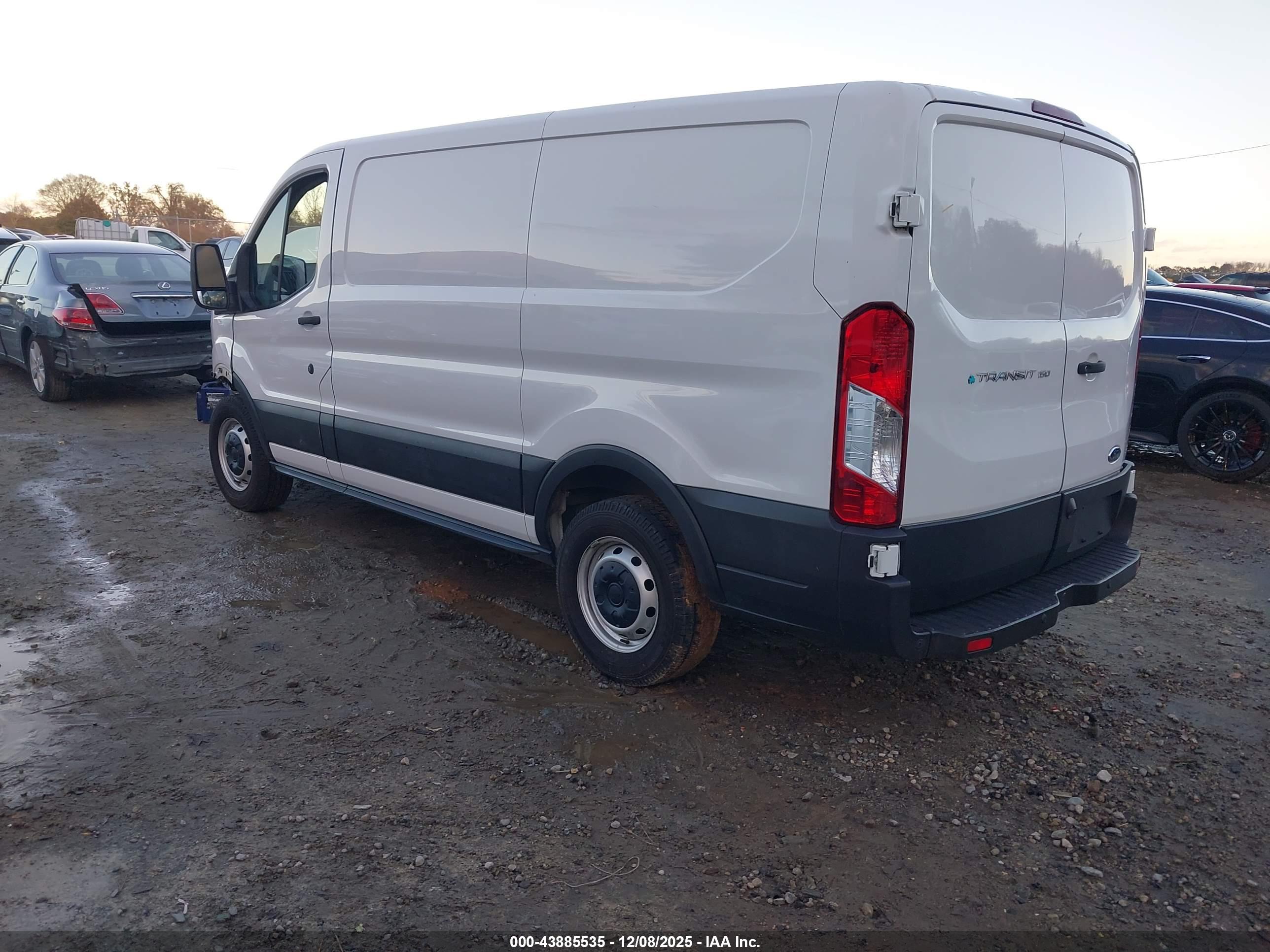 FORD TRANSIT-150 image 3