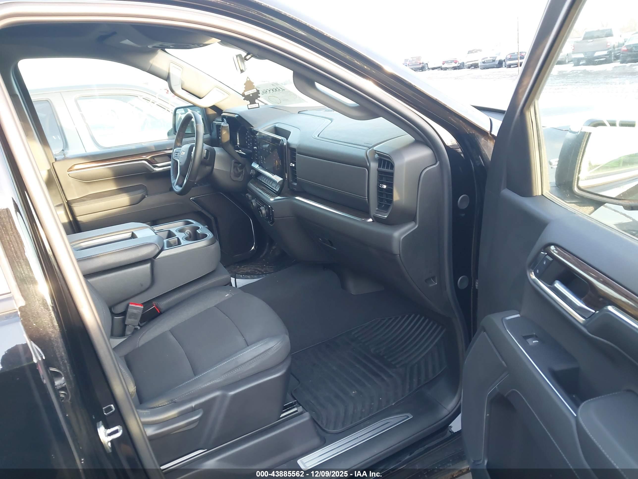 CHEVROLET SILVERADO image 5