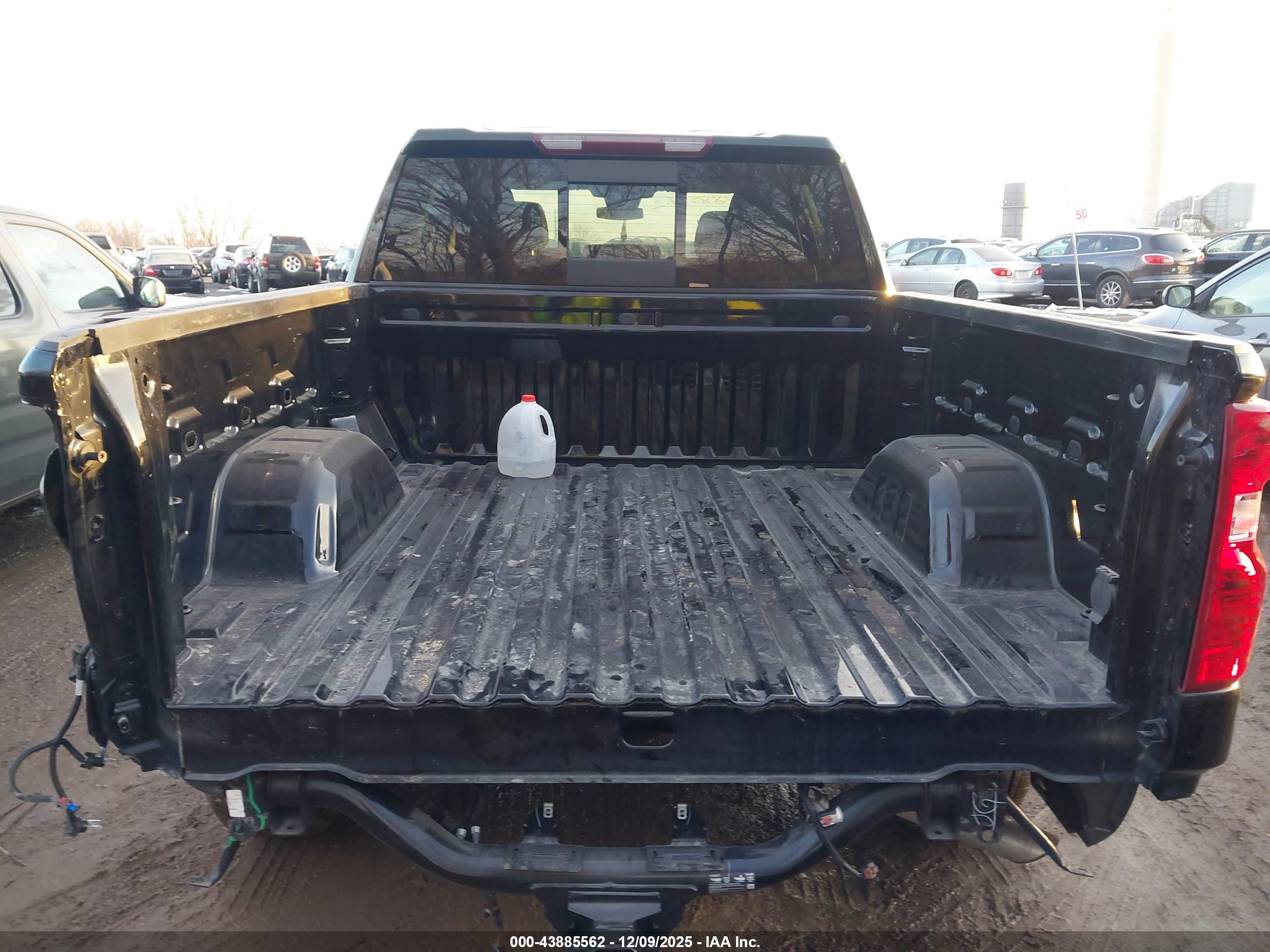 CHEVROLET SILVERADO image 6