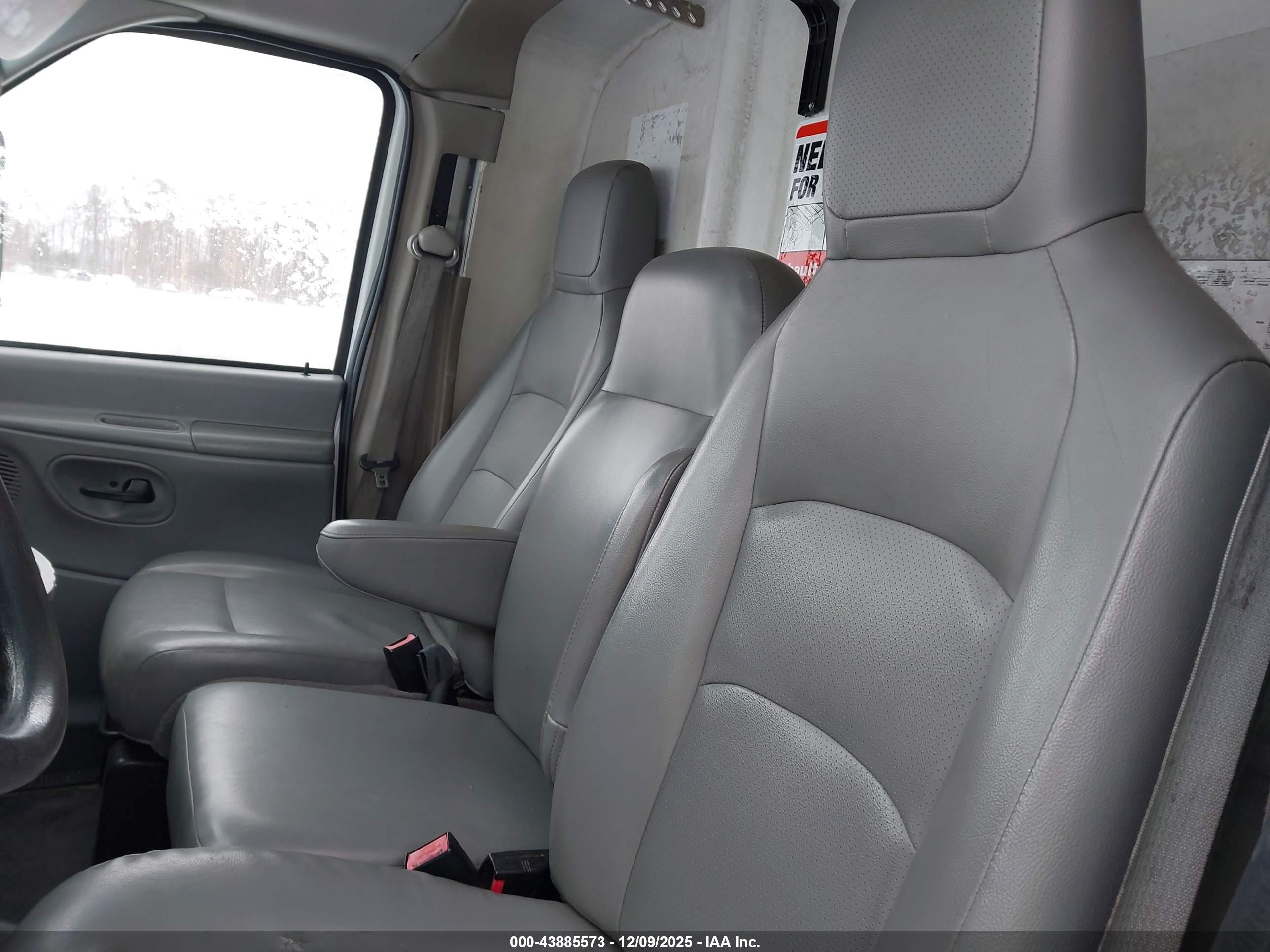 FORD E-450 image 8