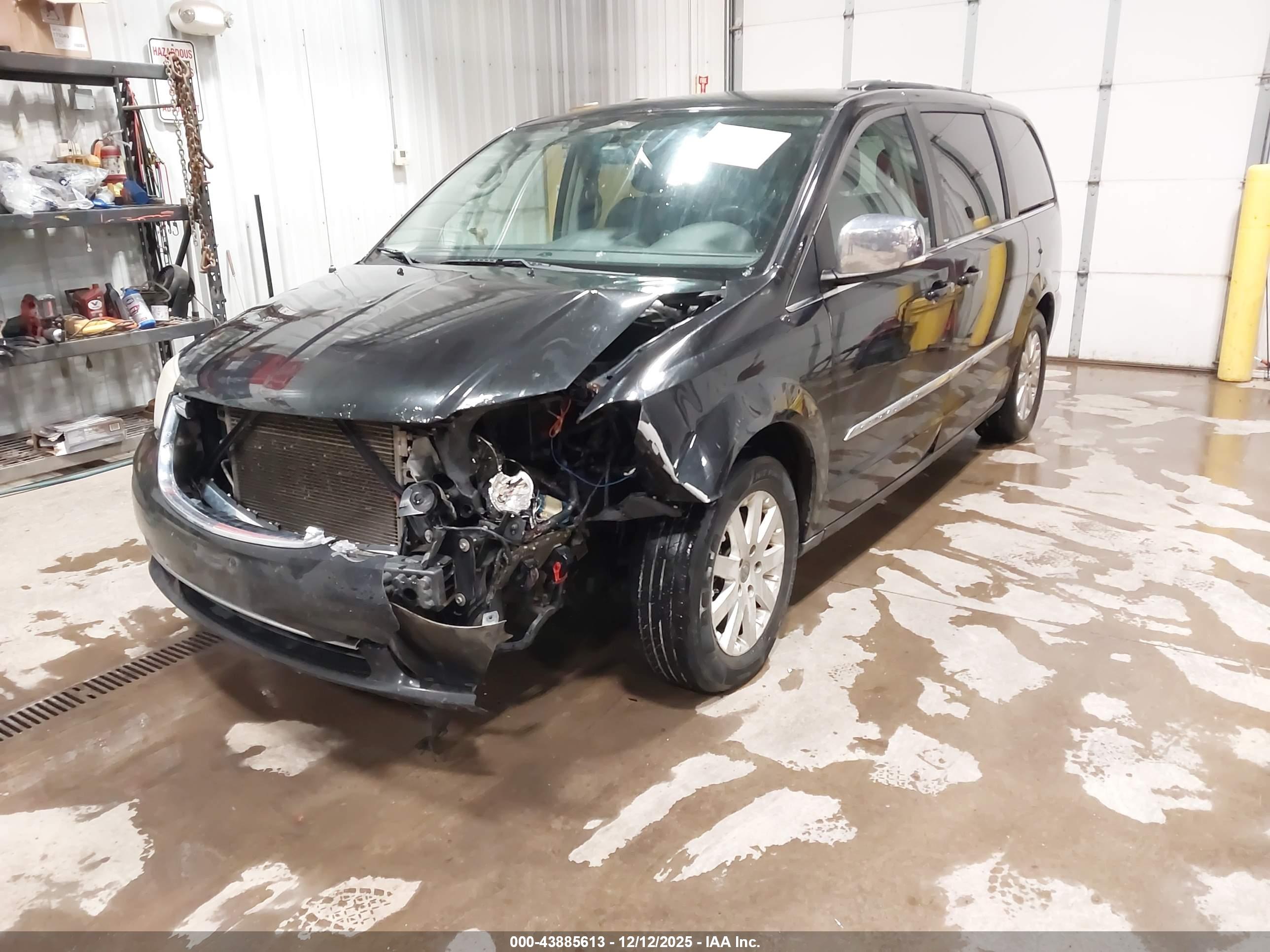 CHRYSLER TOWN image 2