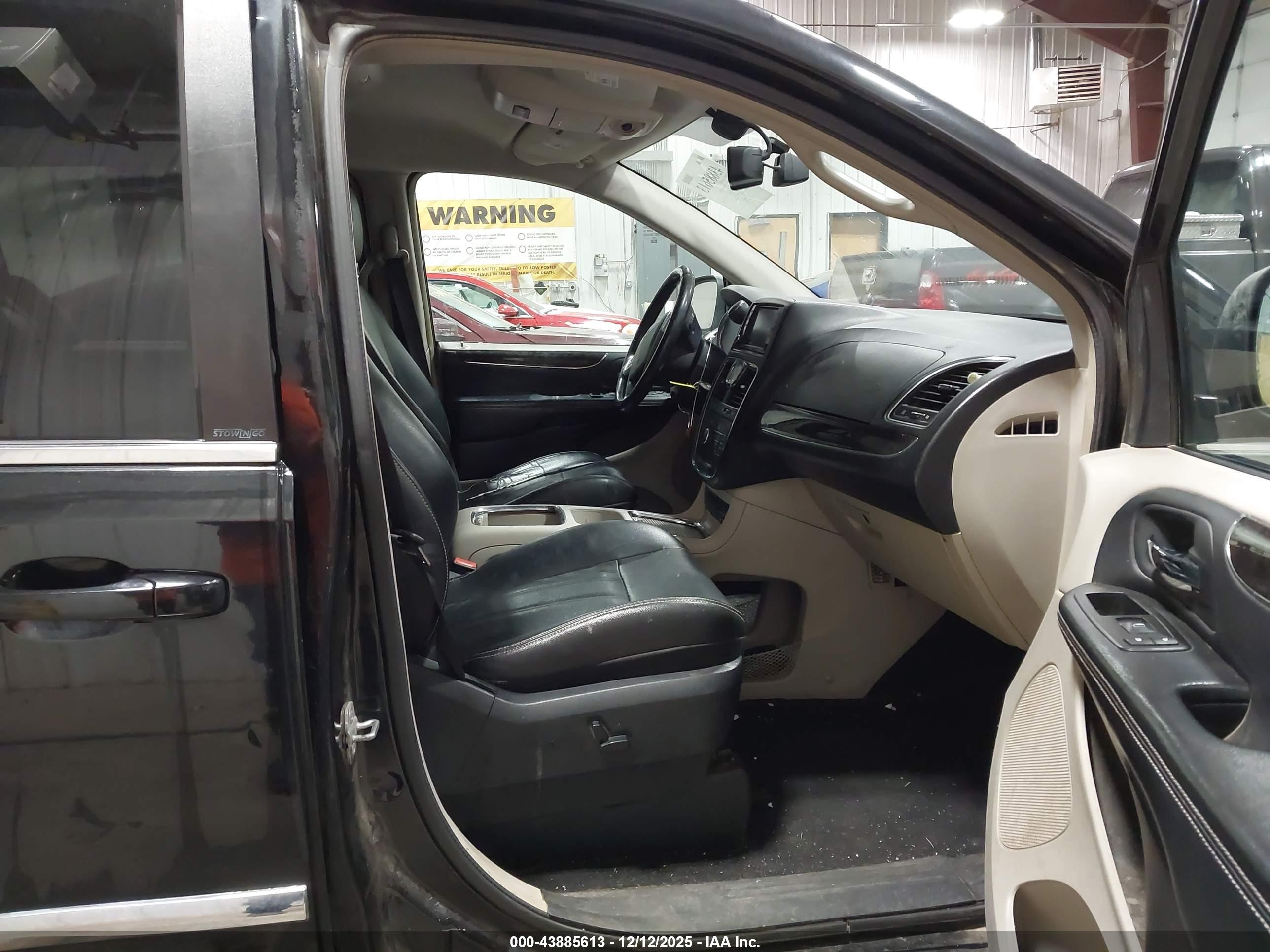 CHRYSLER TOWN image 5