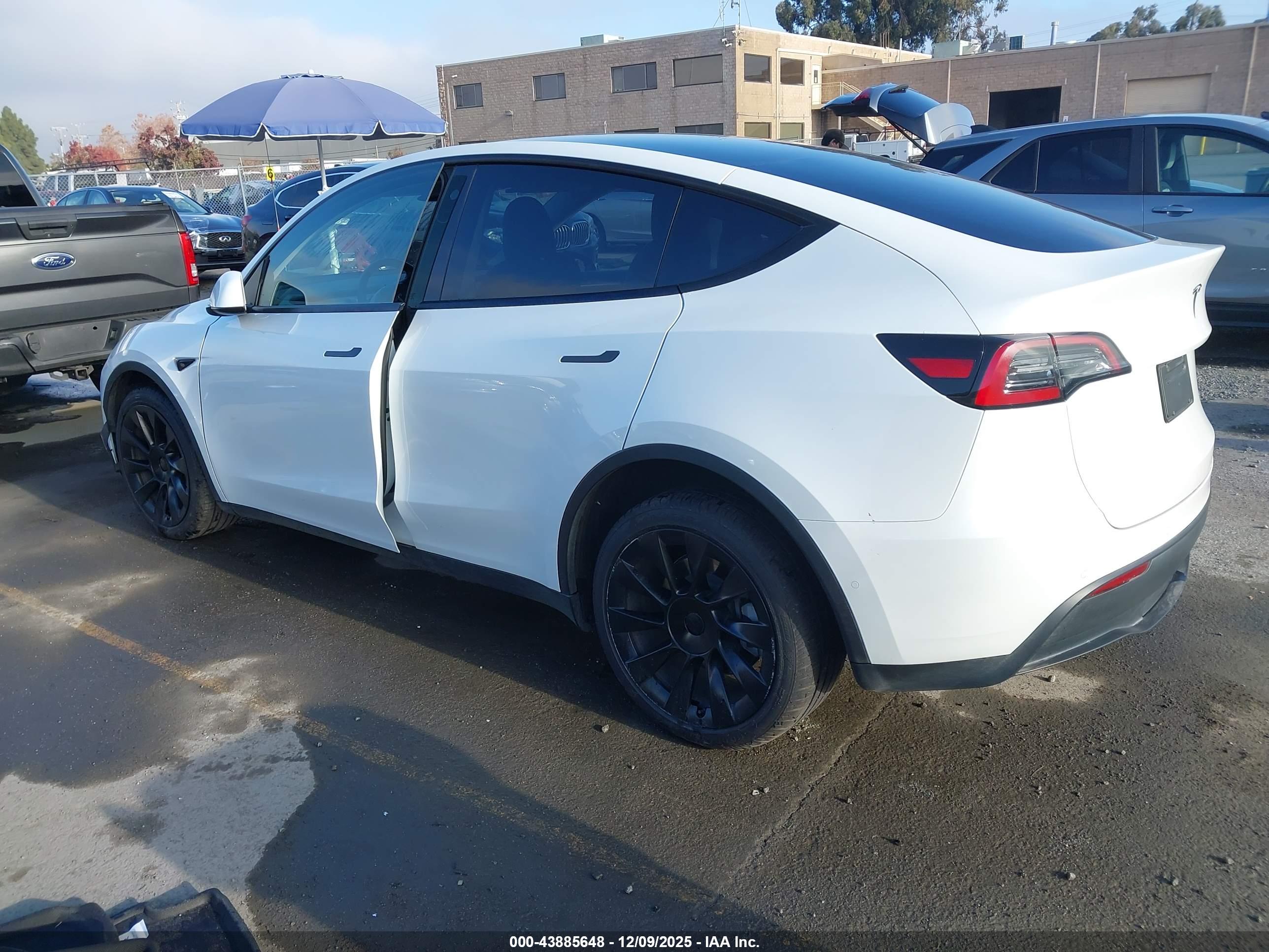 TESLA MODEL image 3